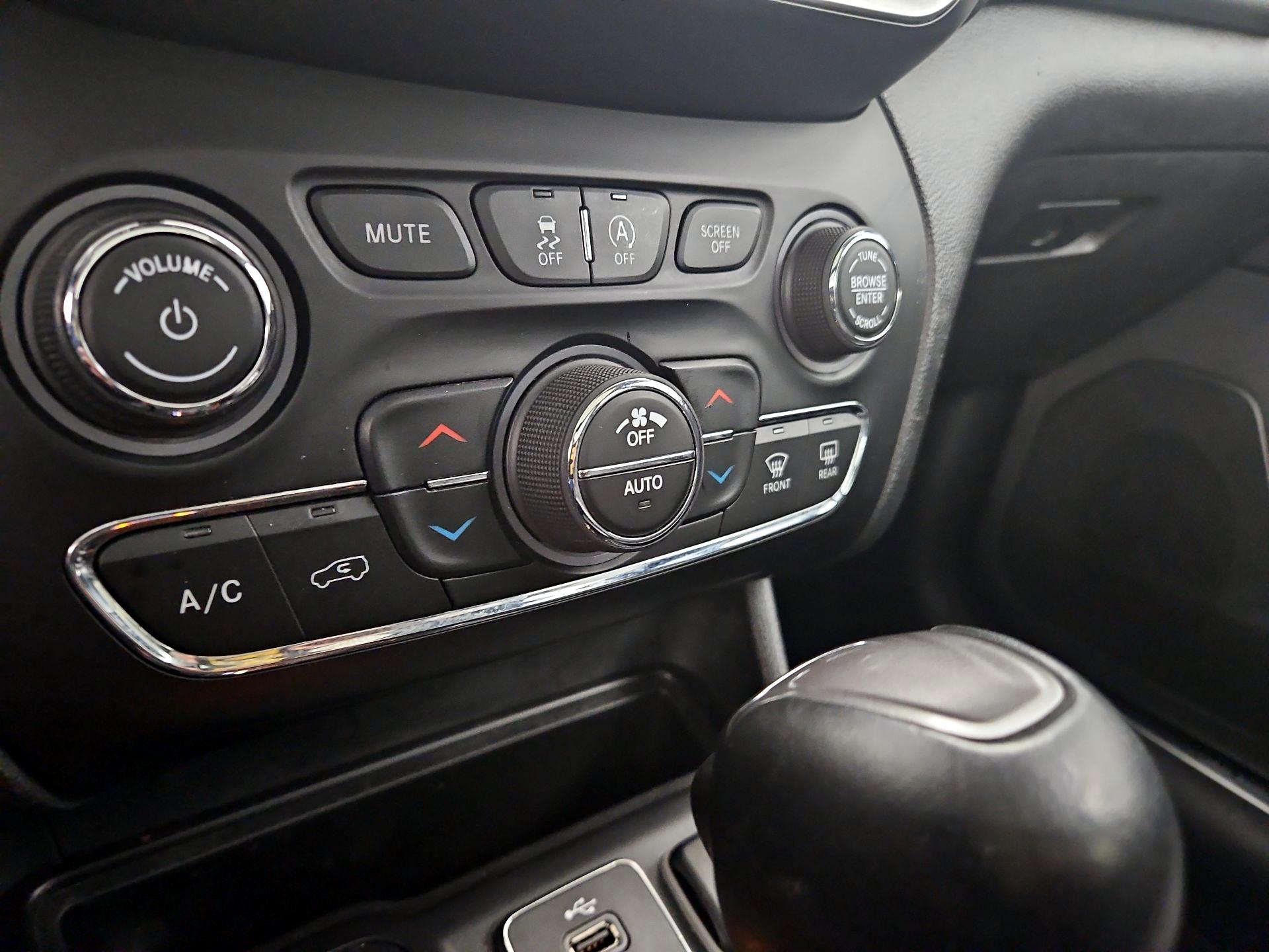 Thumbnail: 2019 Jeep Cherokee - 17