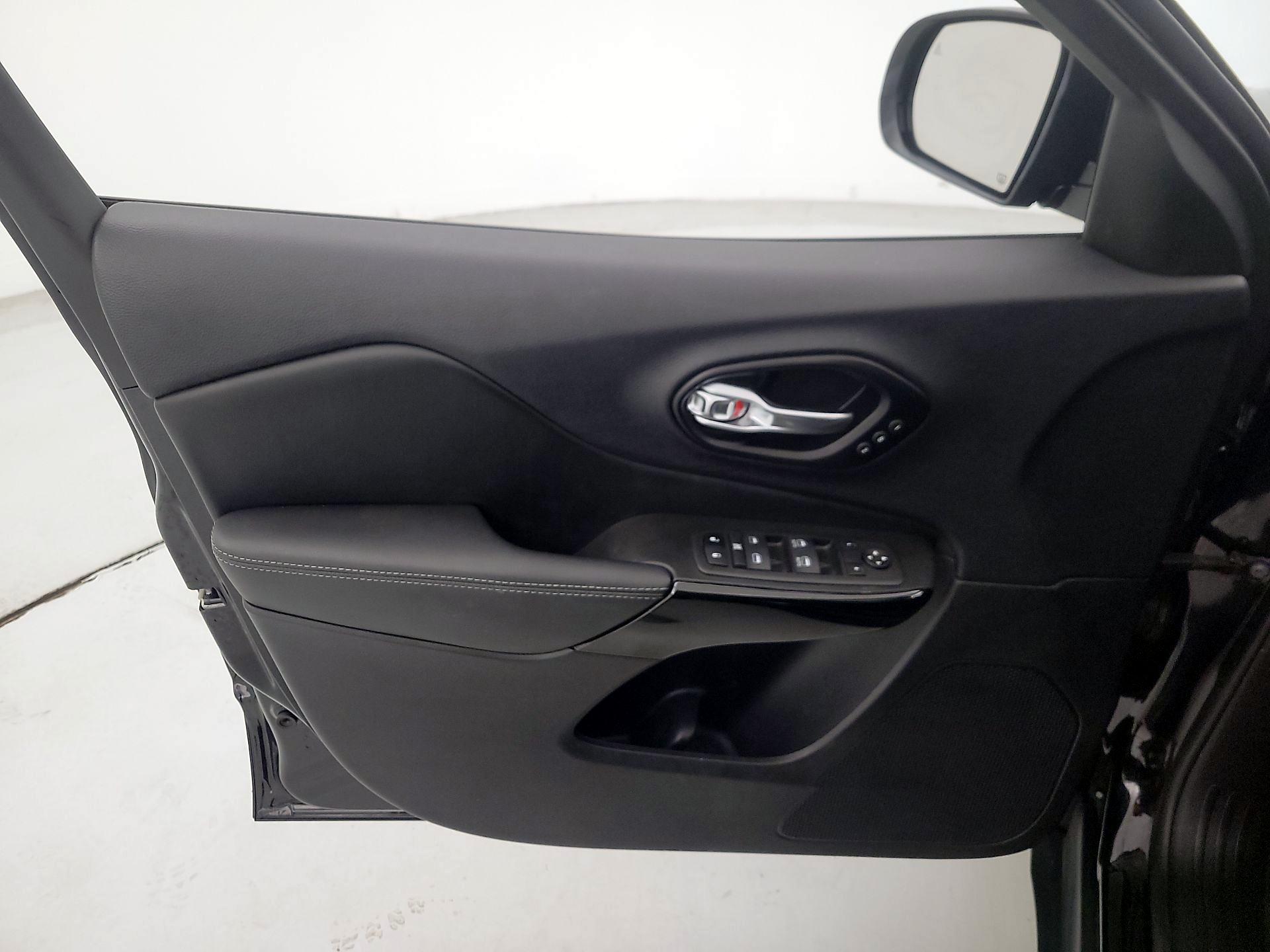 Thumbnail: 2023 Jeep Cherokee - 12