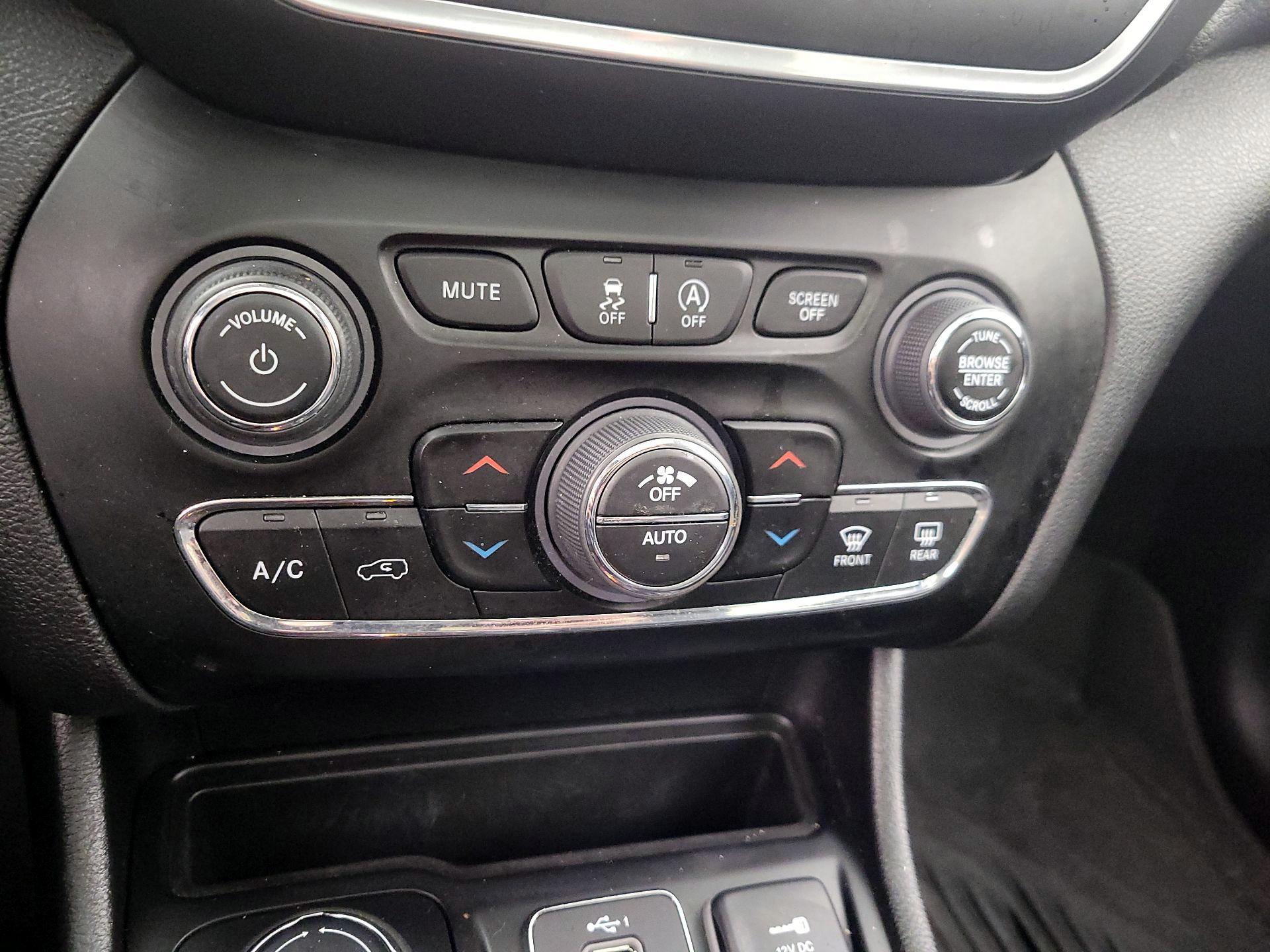 Thumbnail: 2023 Jeep Cherokee - 17