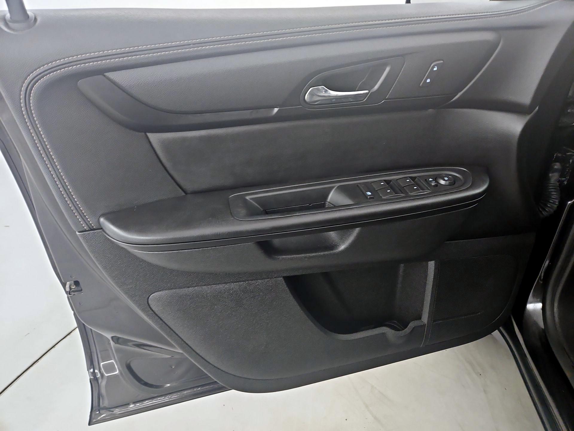 Thumbnail: 2017 Chevrolet Traverse - 12