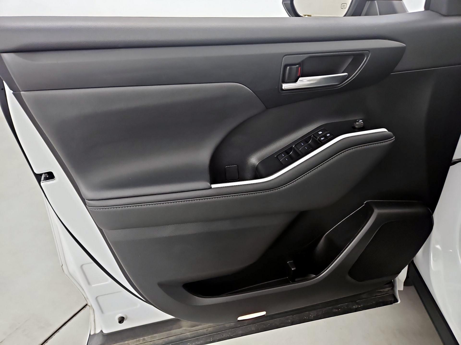 Thumbnail: 2023 Toyota Highlander - 12