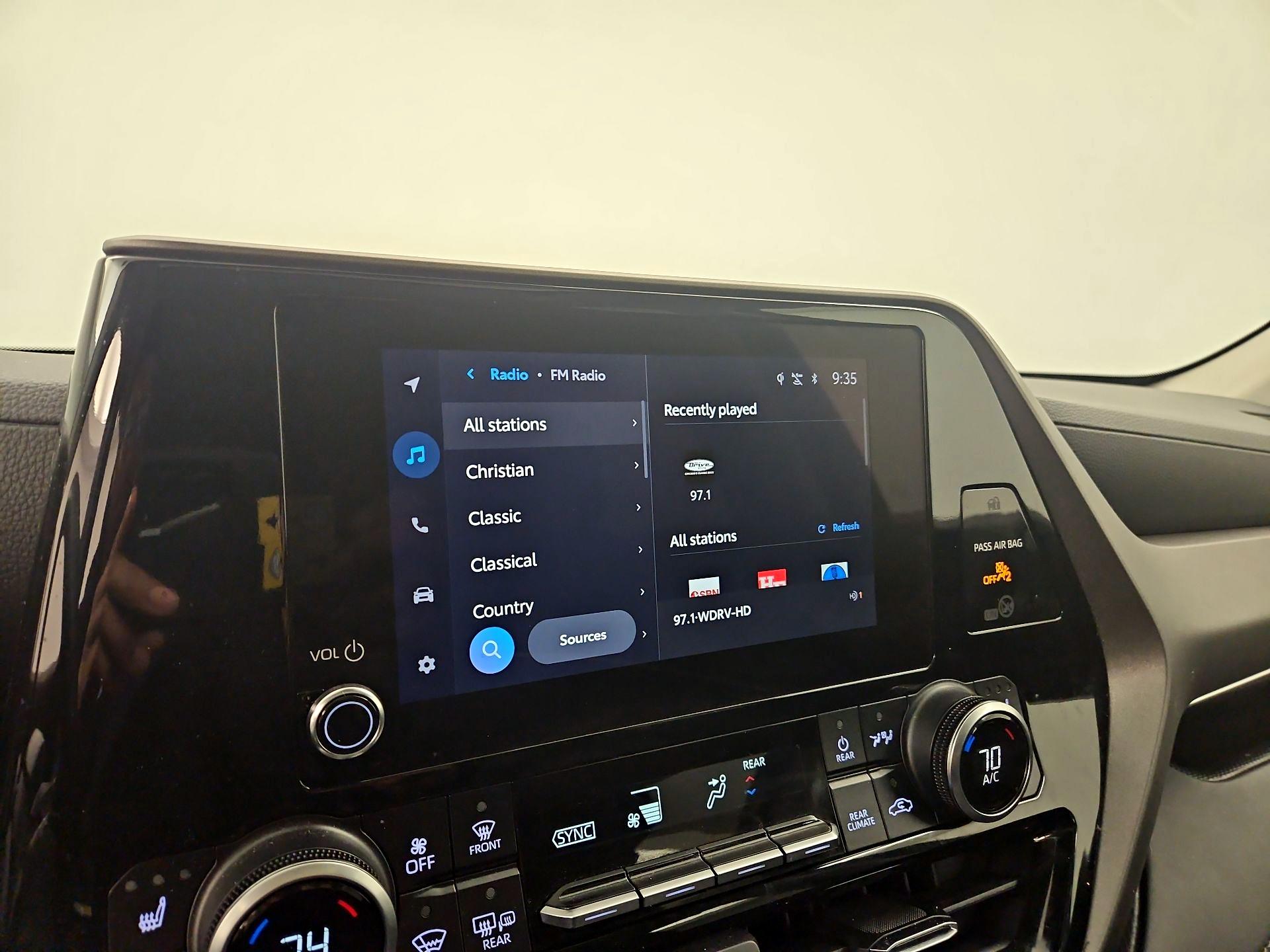 Thumbnail: 2023 Toyota Highlander - 15