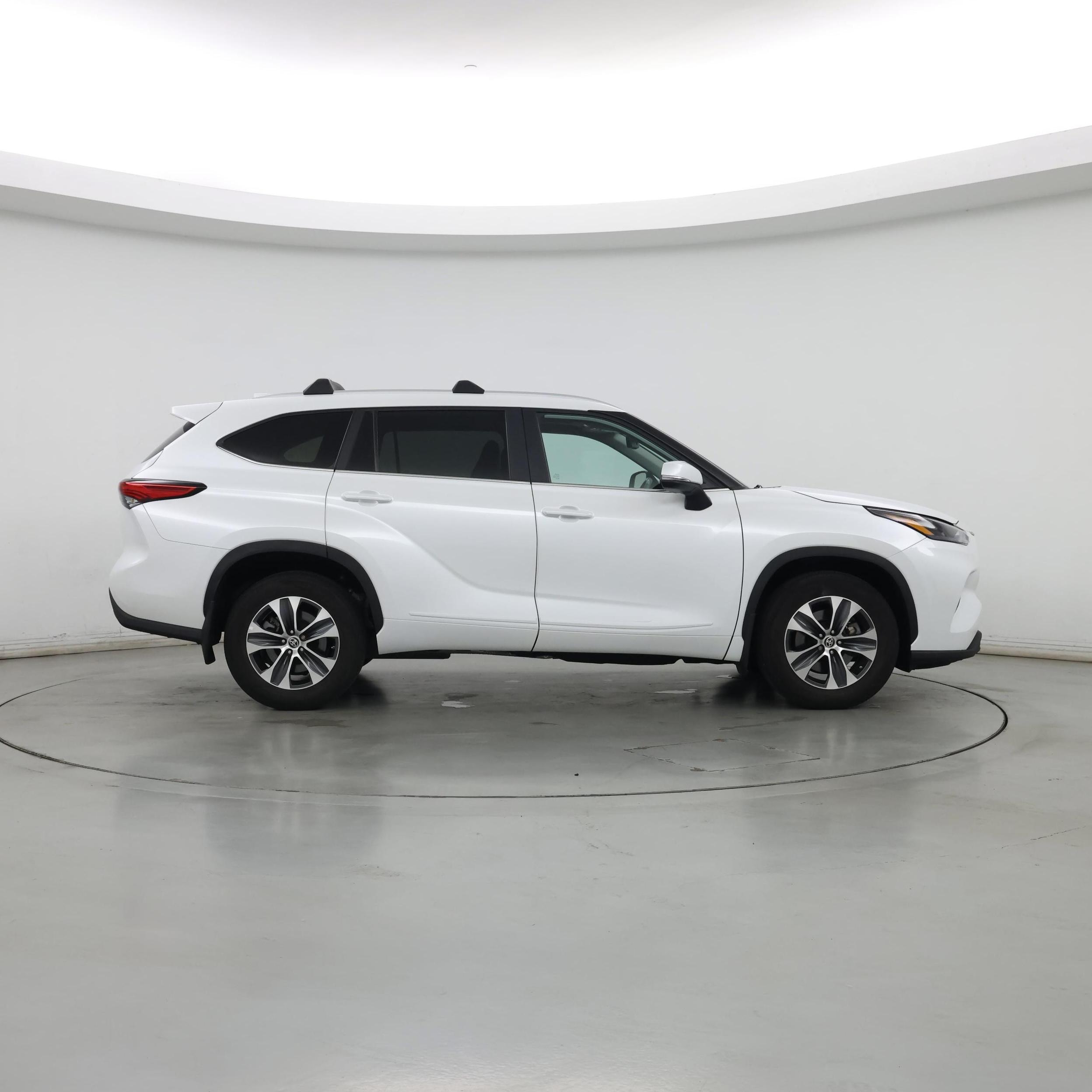 Thumbnail: 2023 Toyota Highlander - 7