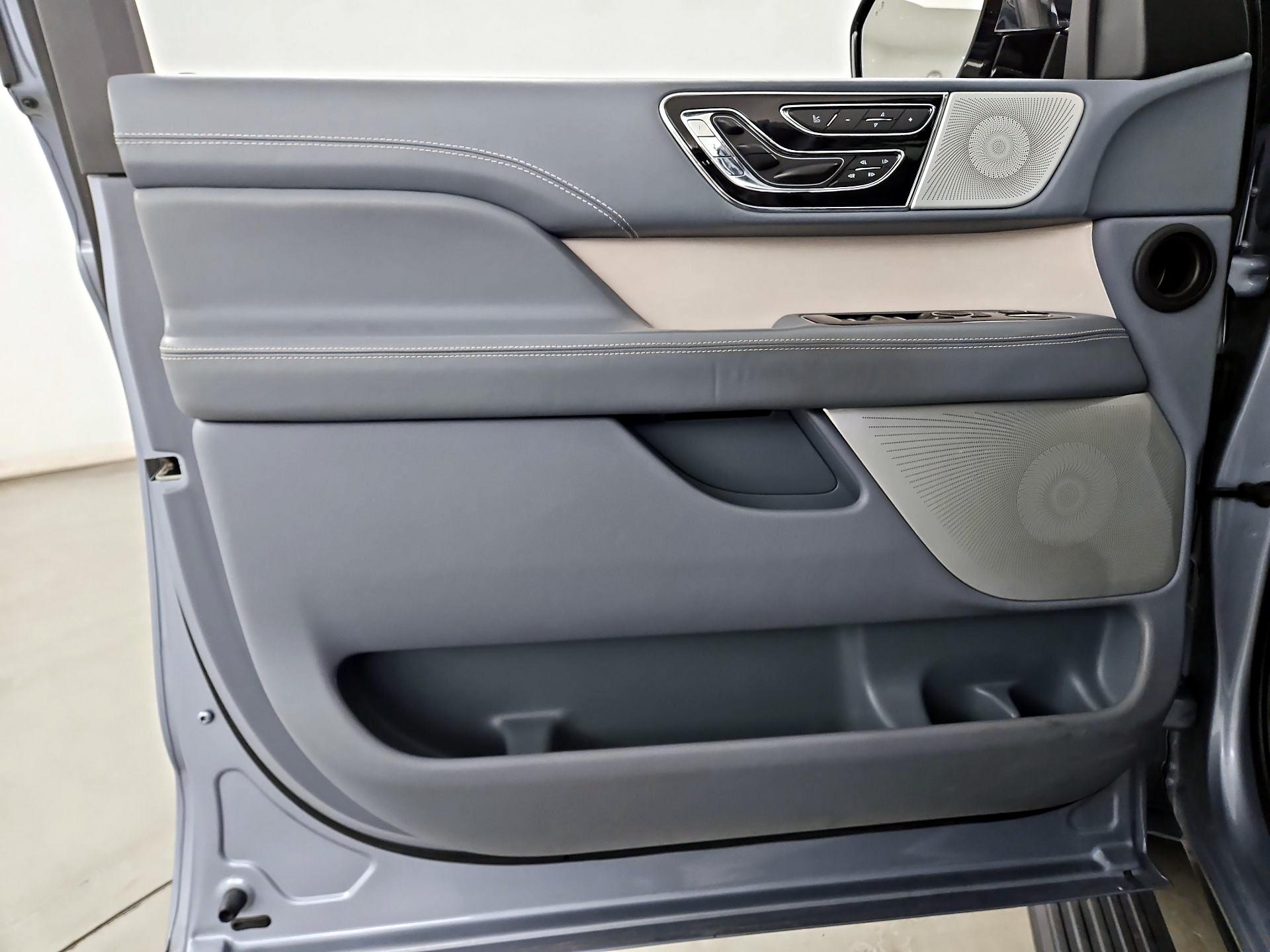 Thumbnail: 2020 Lincoln Navigator - 12