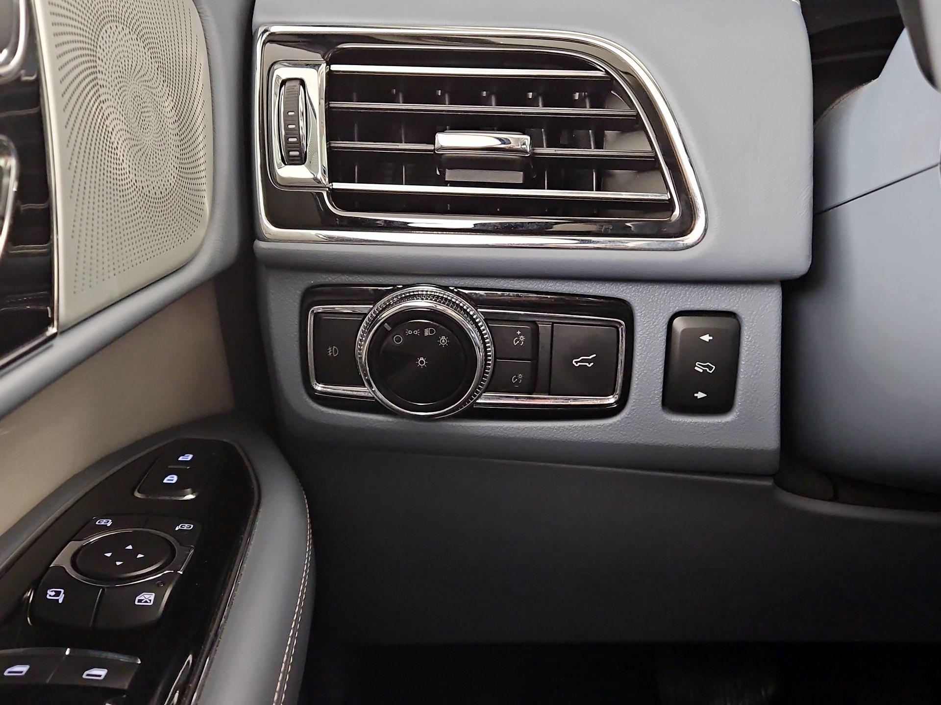 Thumbnail: 2020 Lincoln Navigator - 13