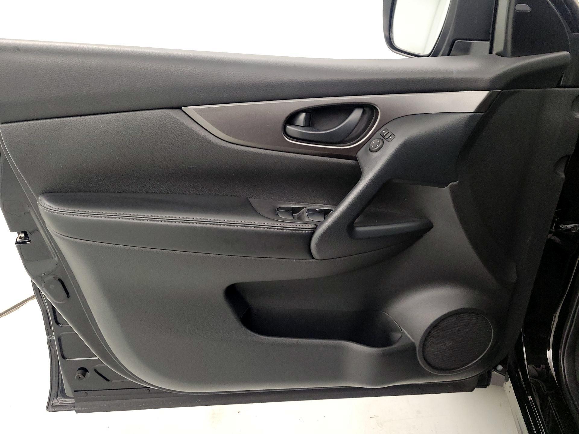 Thumbnail: 2021 Nissan Rogue Sport - 12