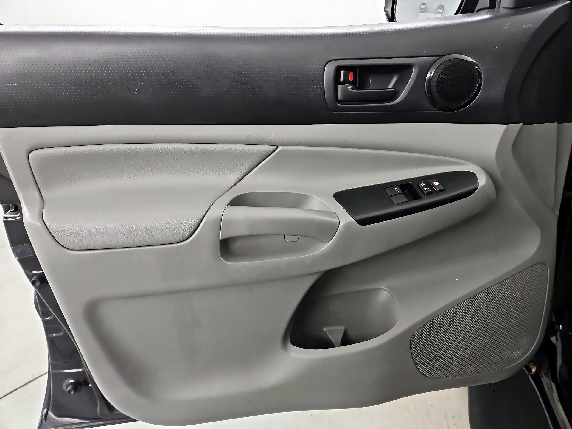 Thumbnail: 2014 Toyota Tacoma - 12