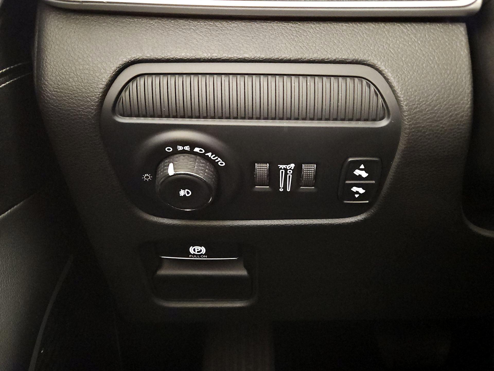 Thumbnail: 2022 Jeep Wagoneer - 13