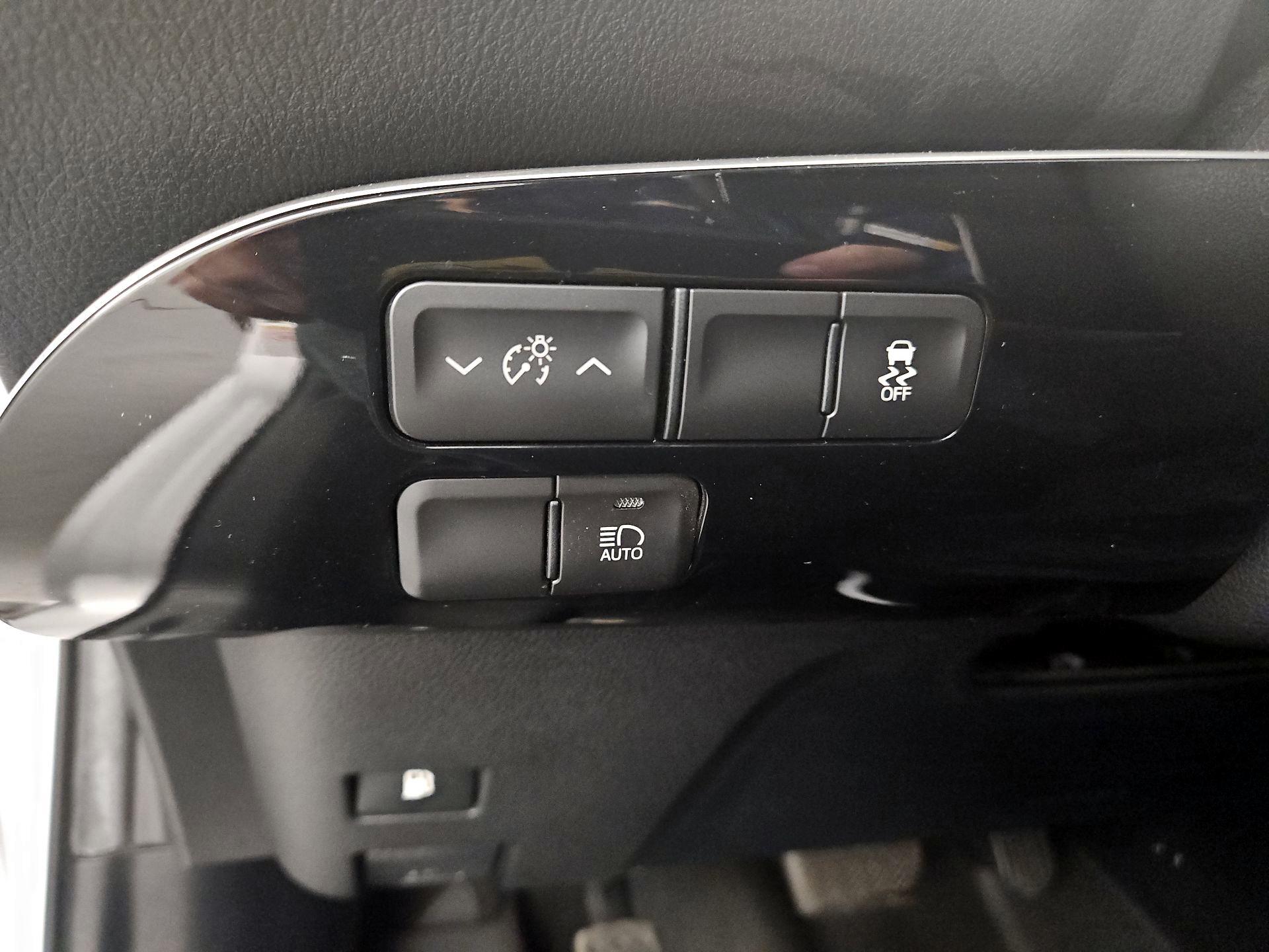 Thumbnail: 2017 Toyota Prius - 13