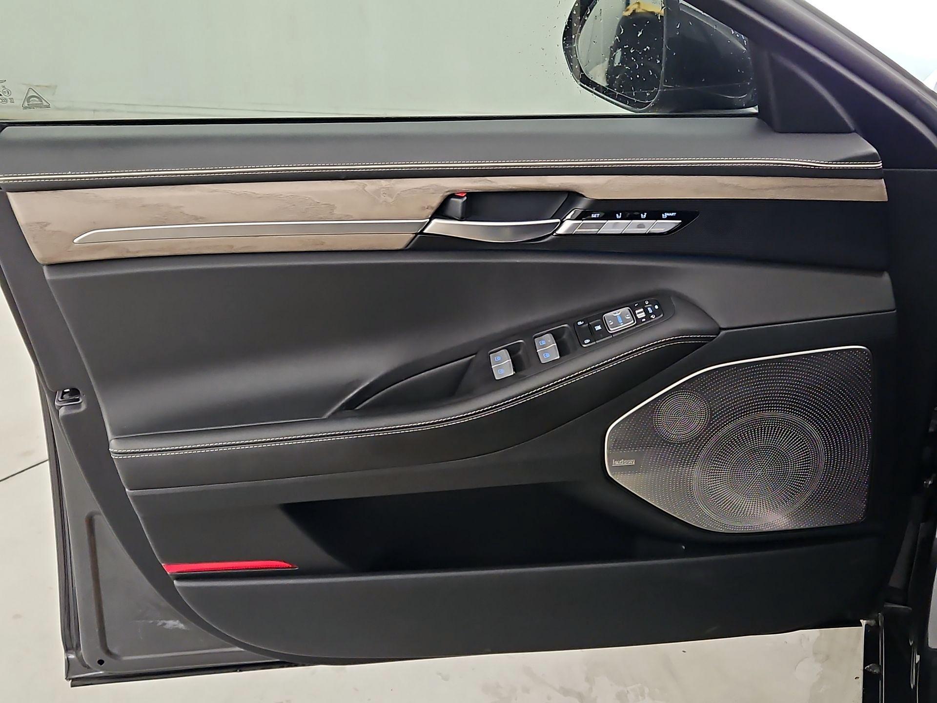 Thumbnail: 2021 Genesis G90 - 12