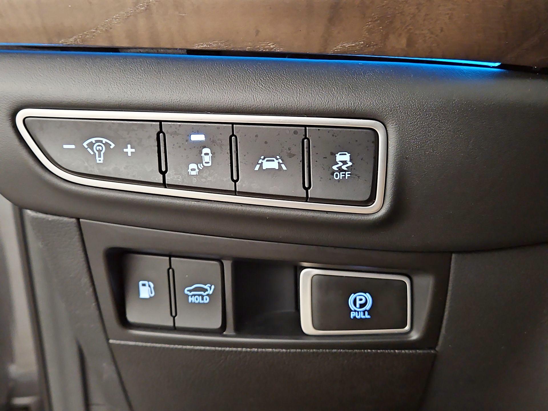 Thumbnail: 2021 Genesis G90 - 13