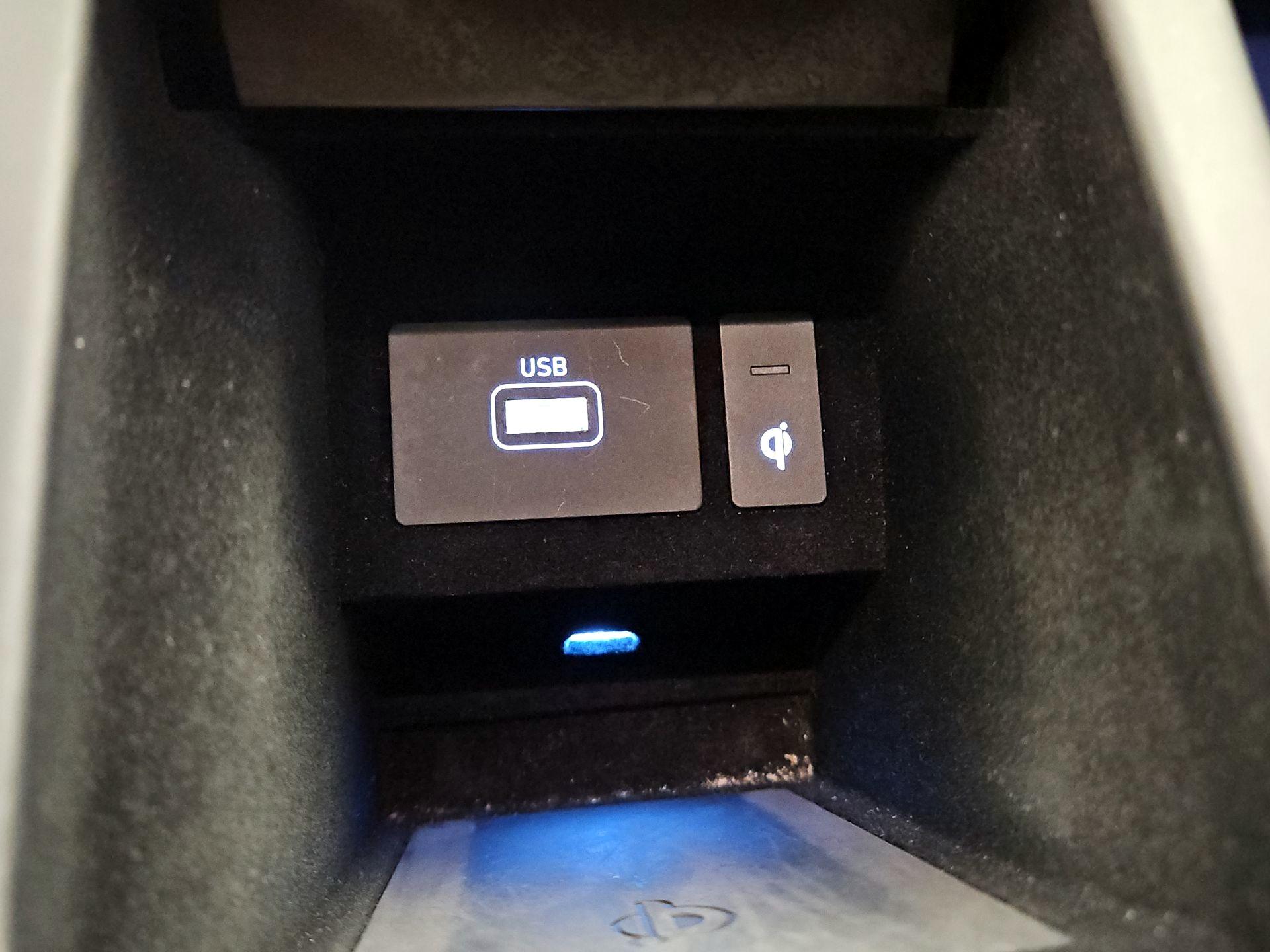 Thumbnail: 2021 Genesis G90 - 19