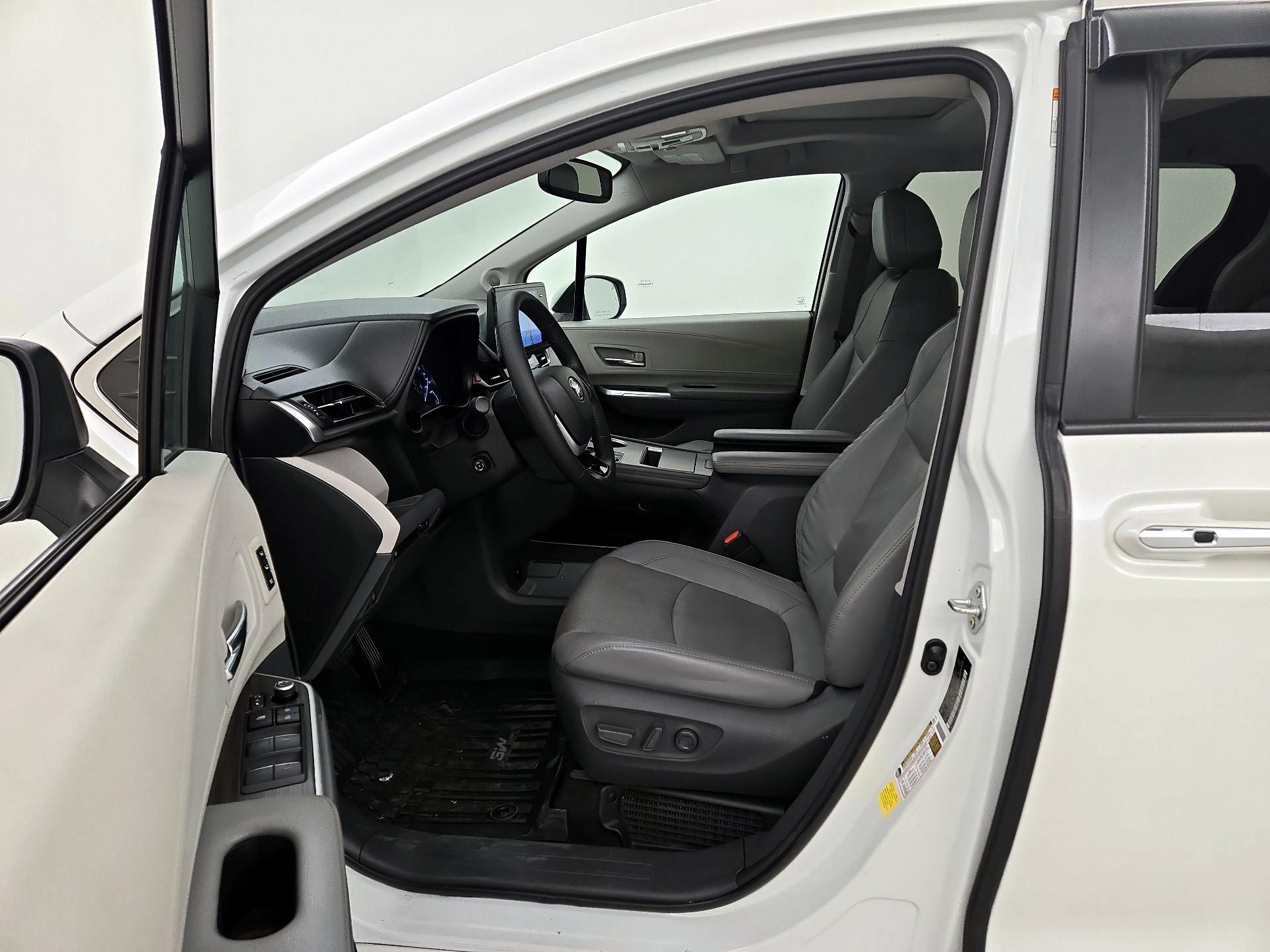 Thumbnail: 2021 Toyota Sienna - 11