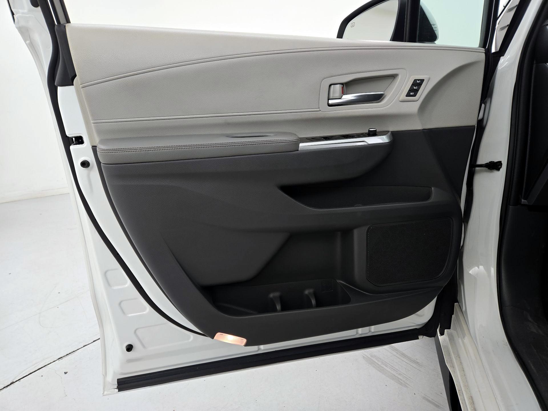 Thumbnail: 2021 Toyota Sienna - 12