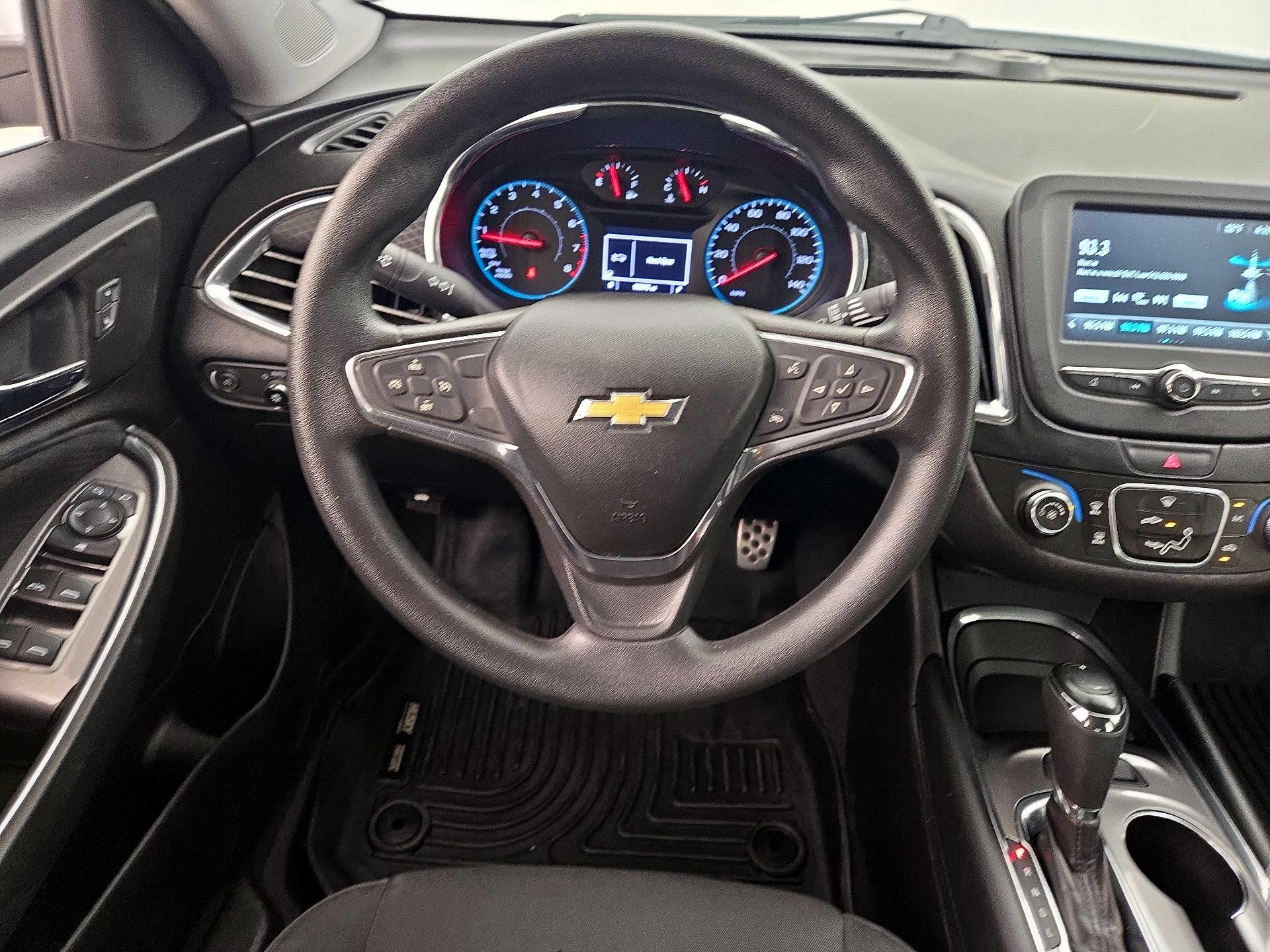 Thumbnail: 2017 Chevrolet Malibu - 10