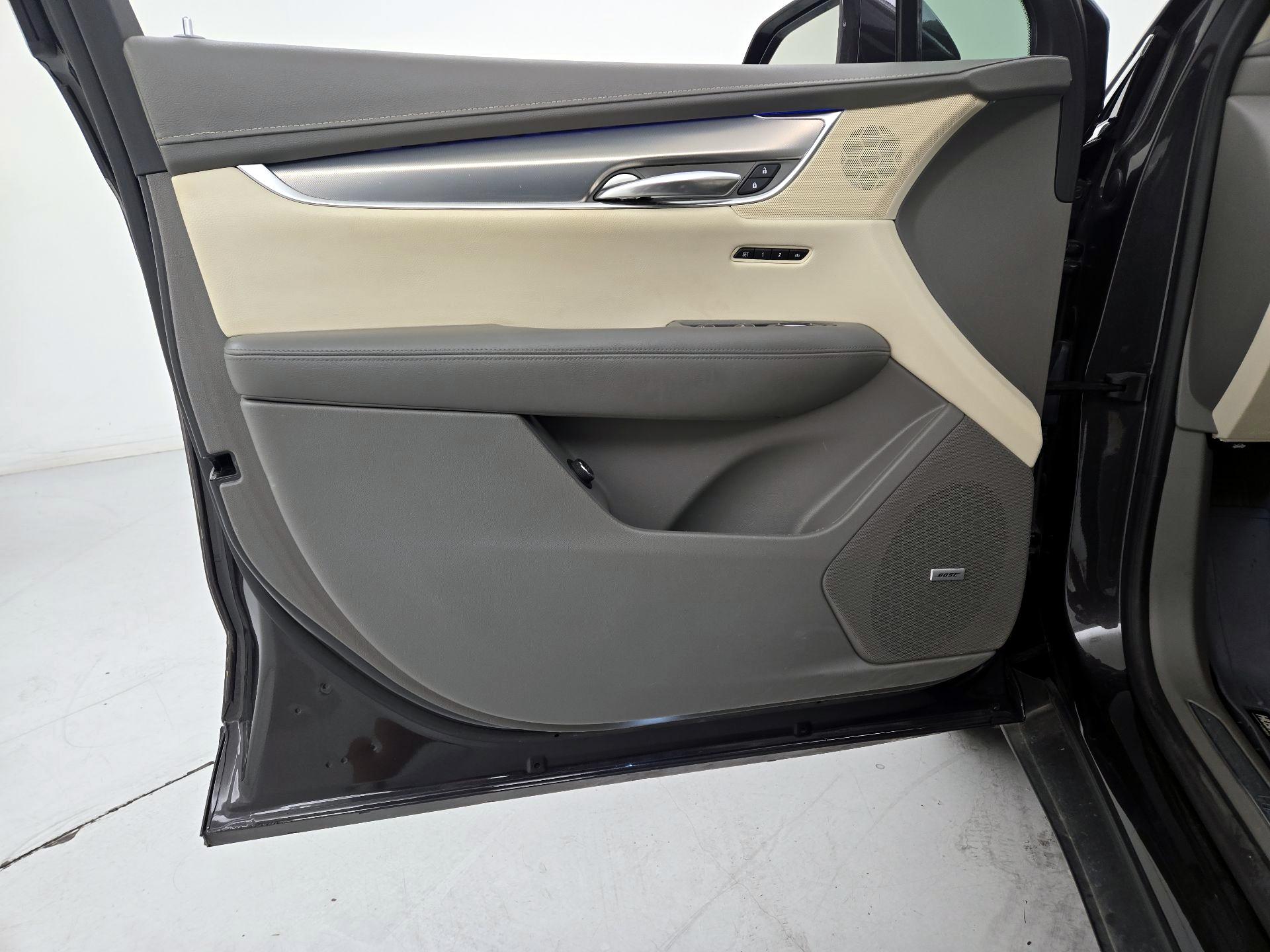 Thumbnail: 2017 Cadillac XT5 - 12