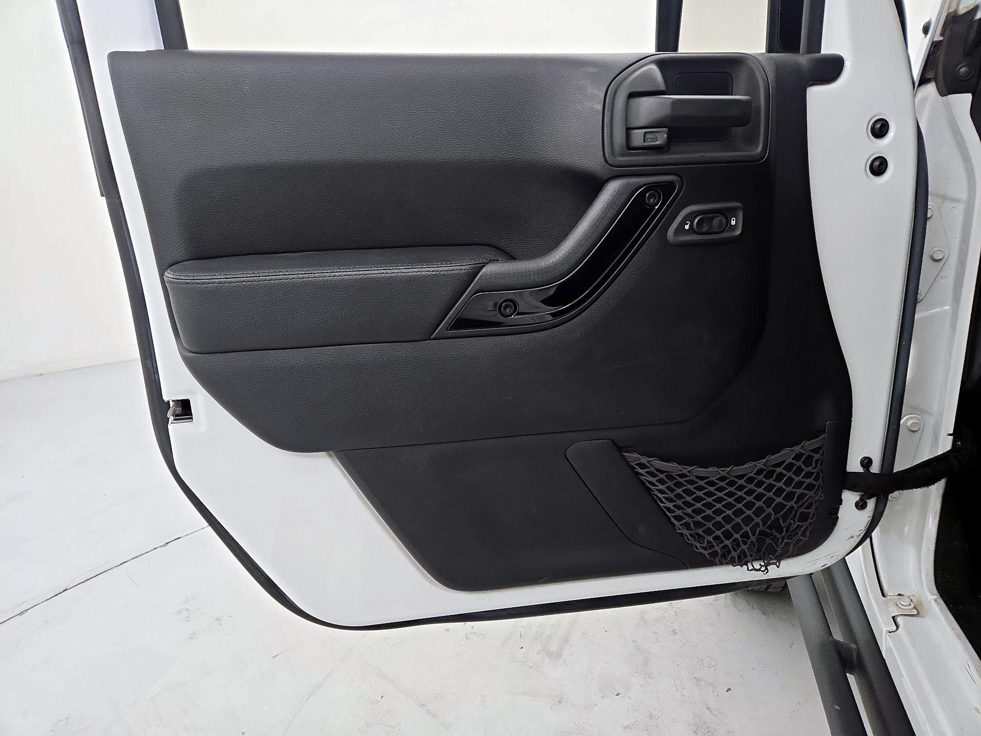 Thumbnail: 2015 Jeep Wrangler - 12
