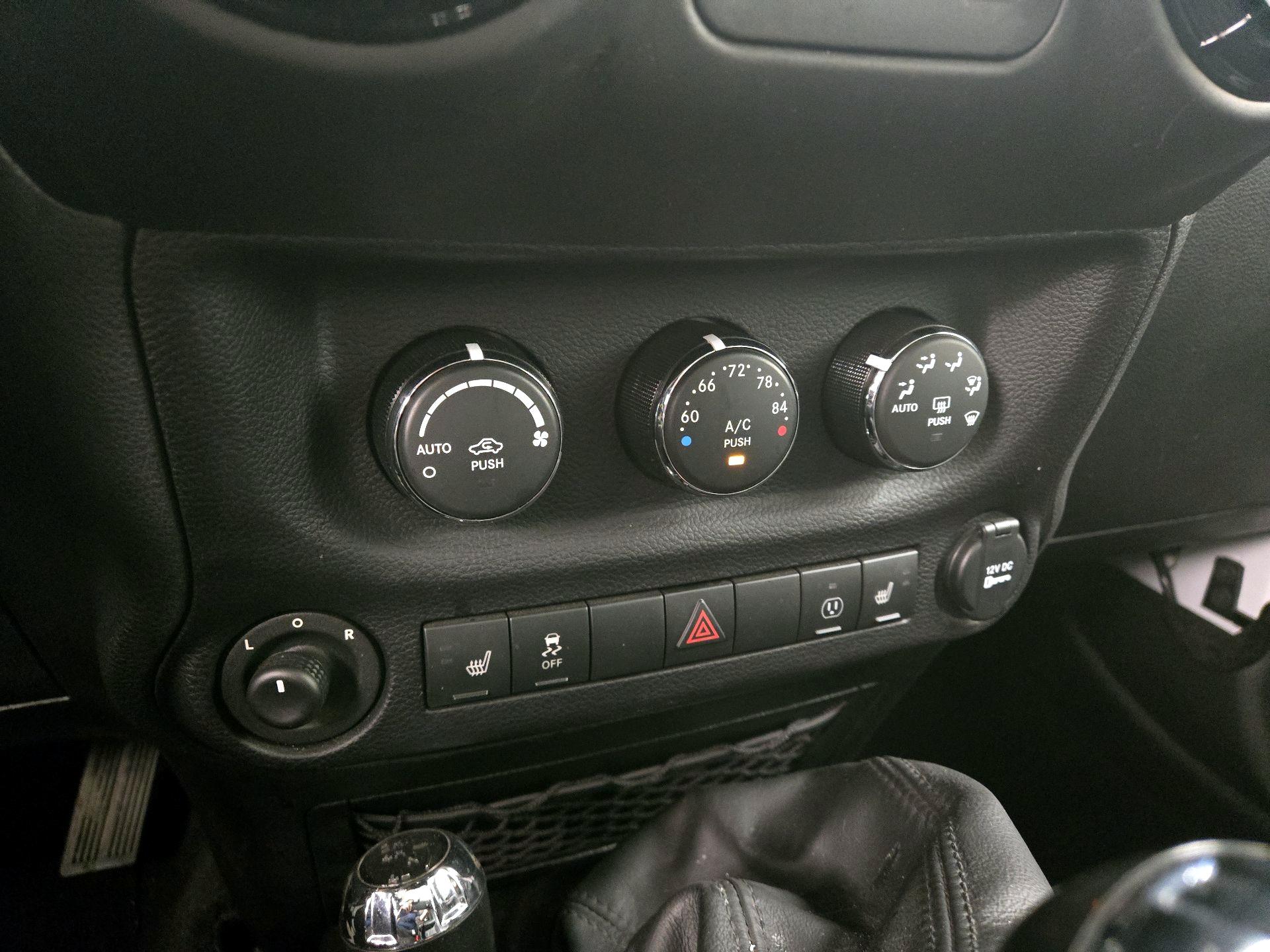 Thumbnail: 2015 Jeep Wrangler - 14