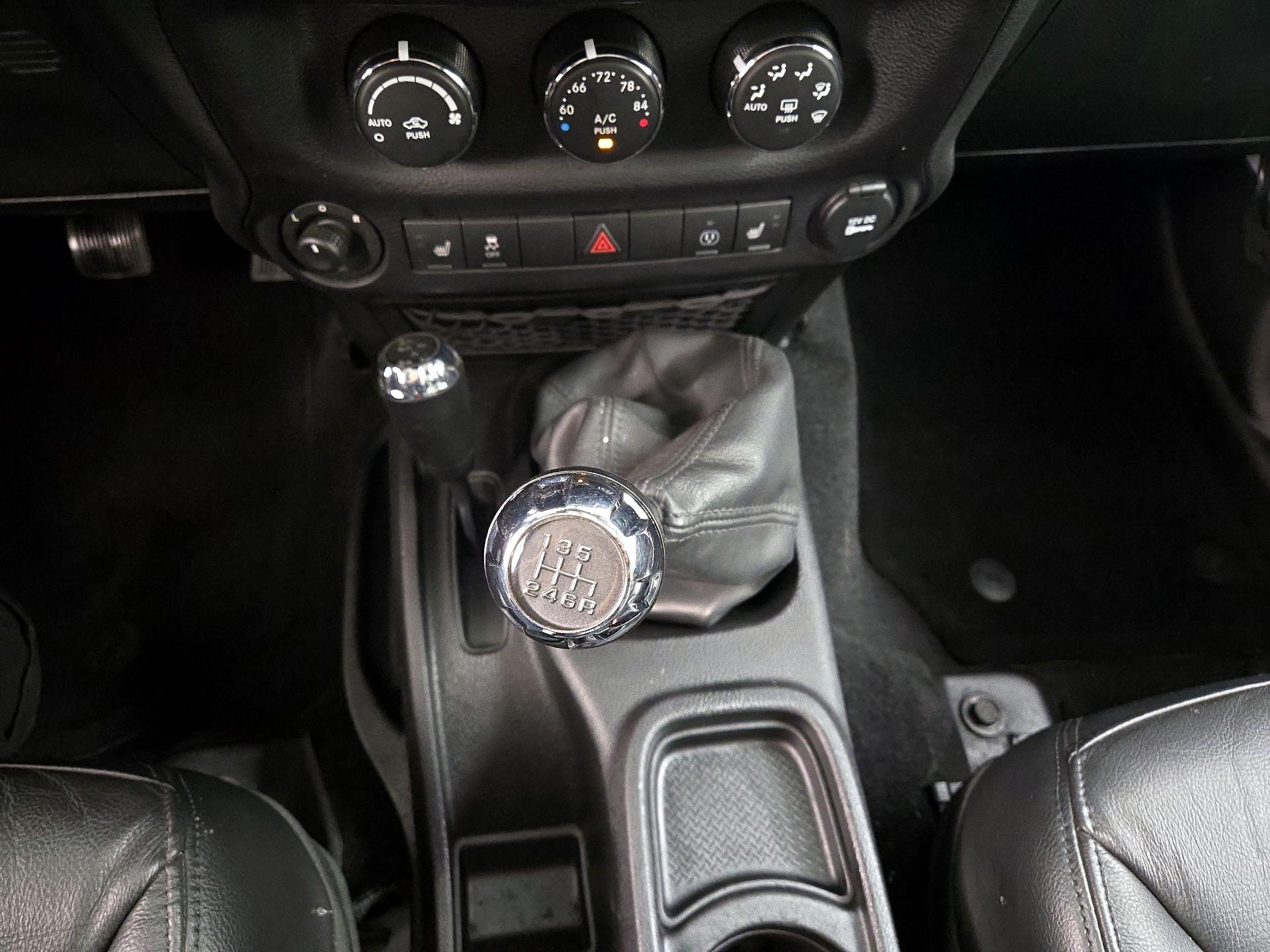 Thumbnail: 2015 Jeep Wrangler - 15
