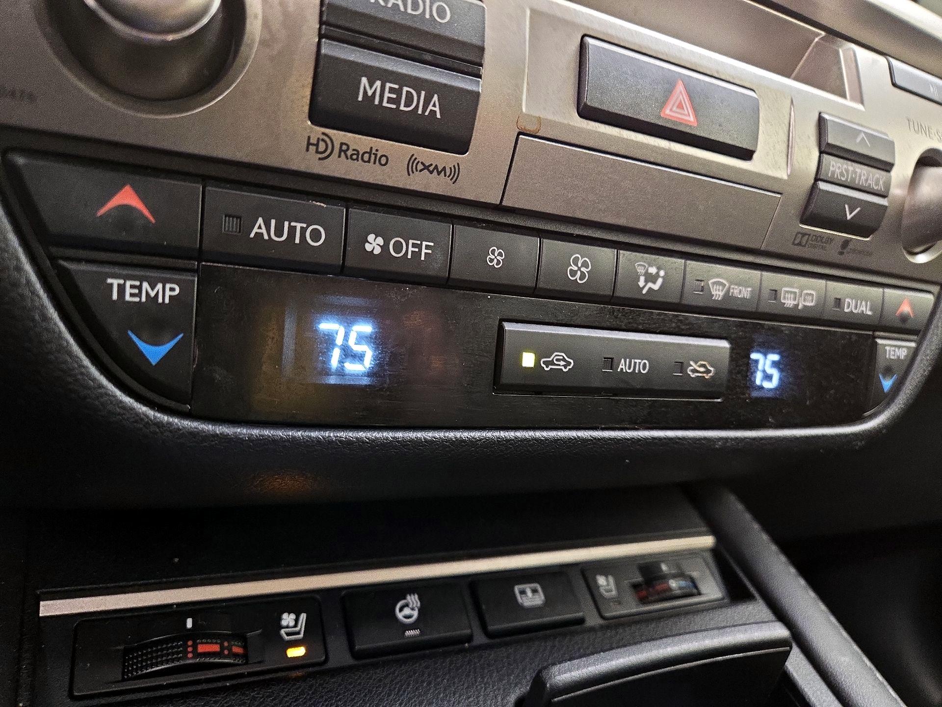 Thumbnail: 2016 Lexus ES - 17