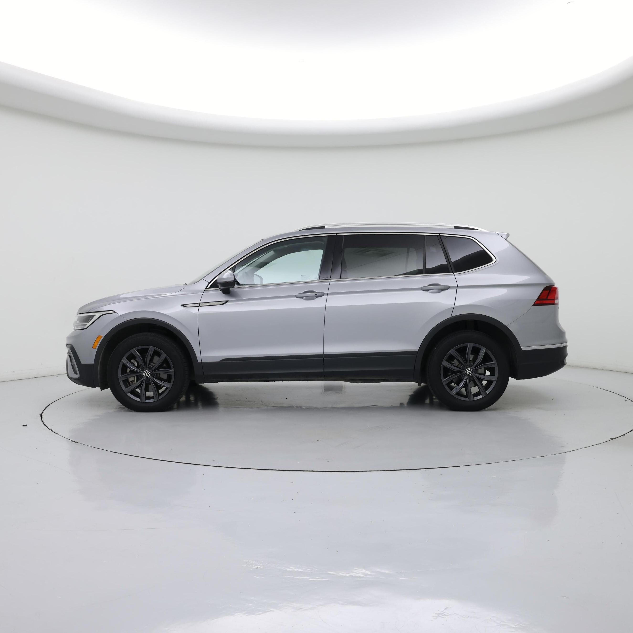 Thumbnail: 2023 Volkswagen Tiguan - 3