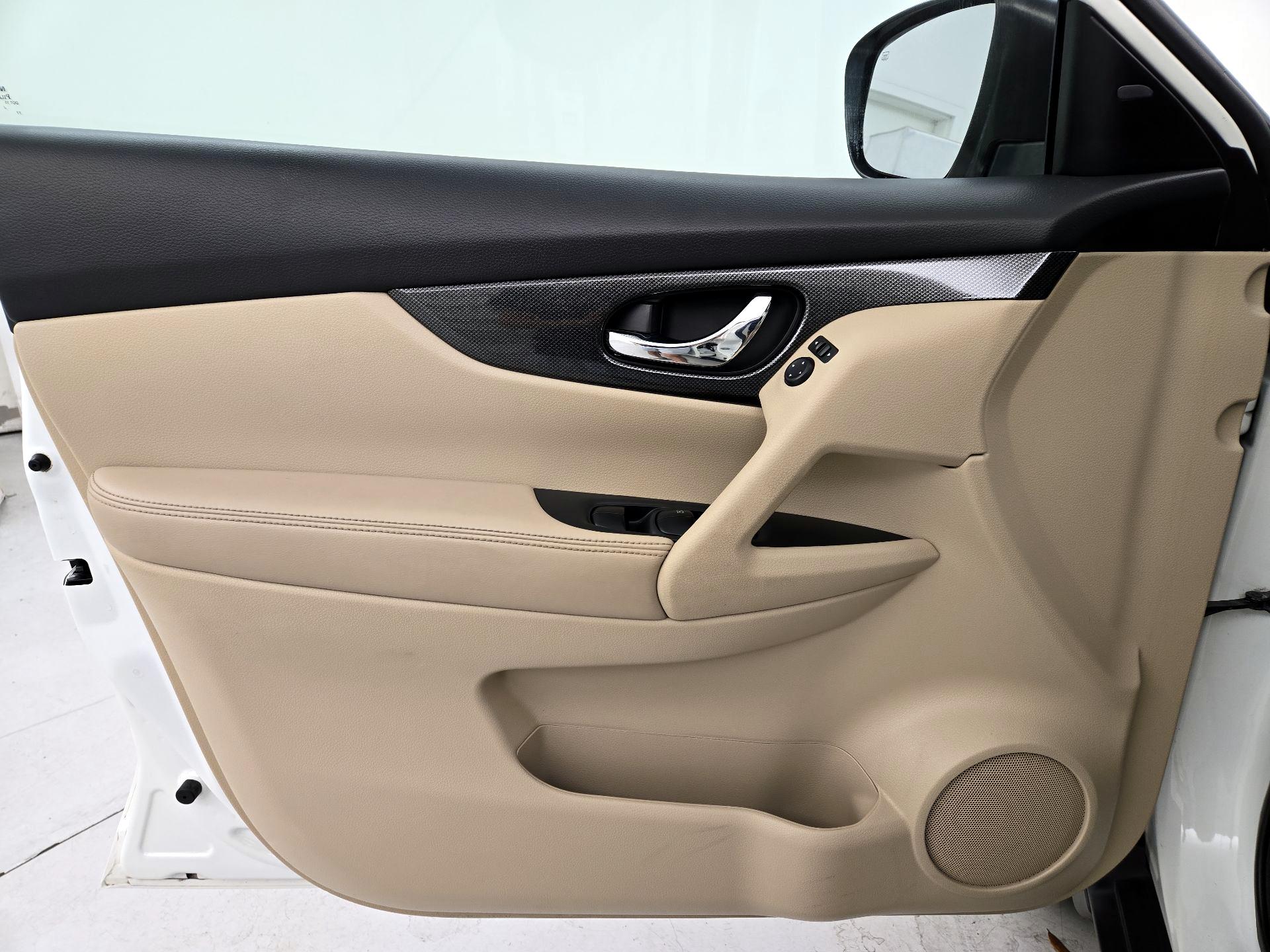 Thumbnail: 2016 Nissan Rogue - 12
