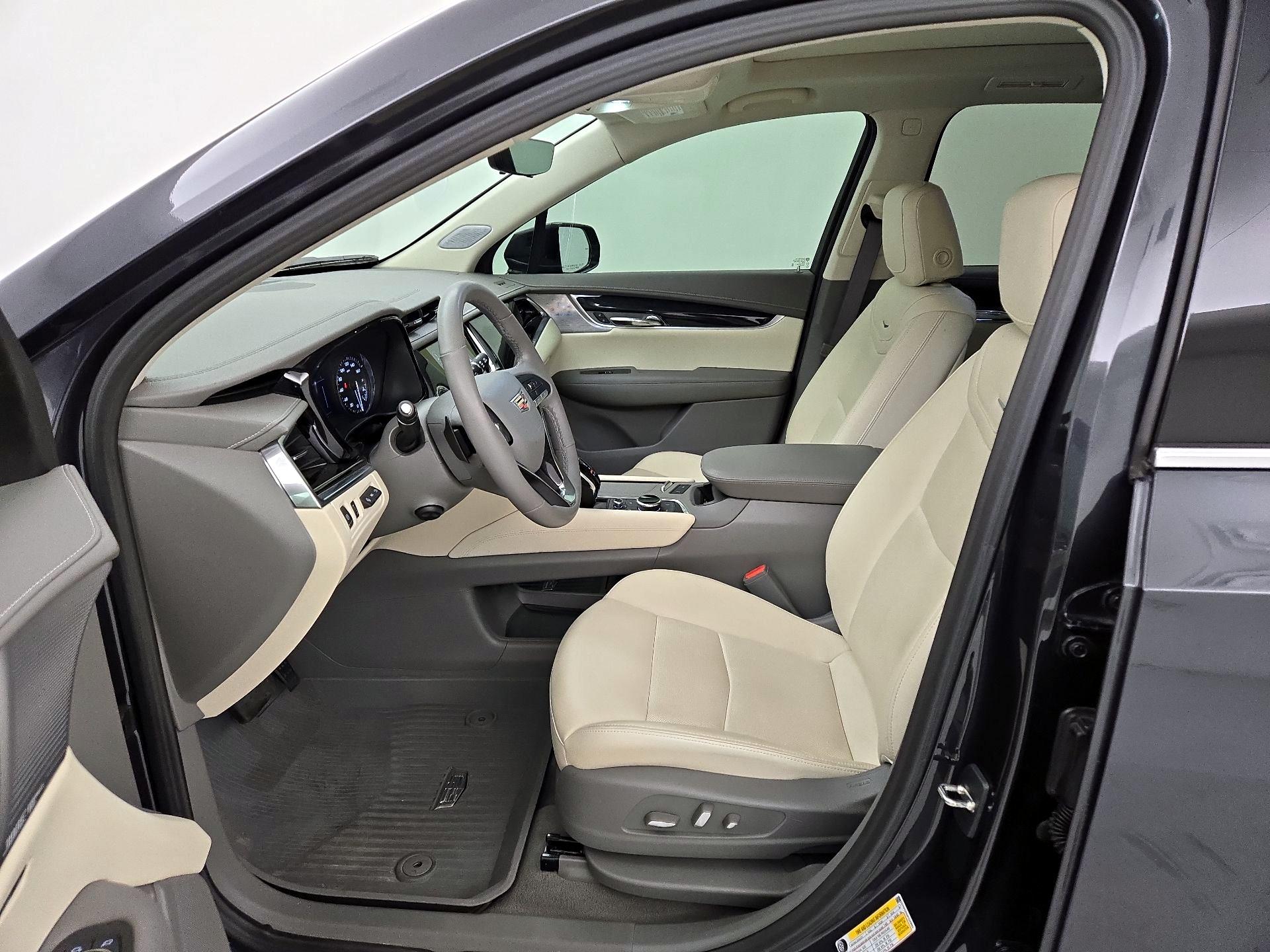 Thumbnail: 2023 Cadillac XT6 - 11