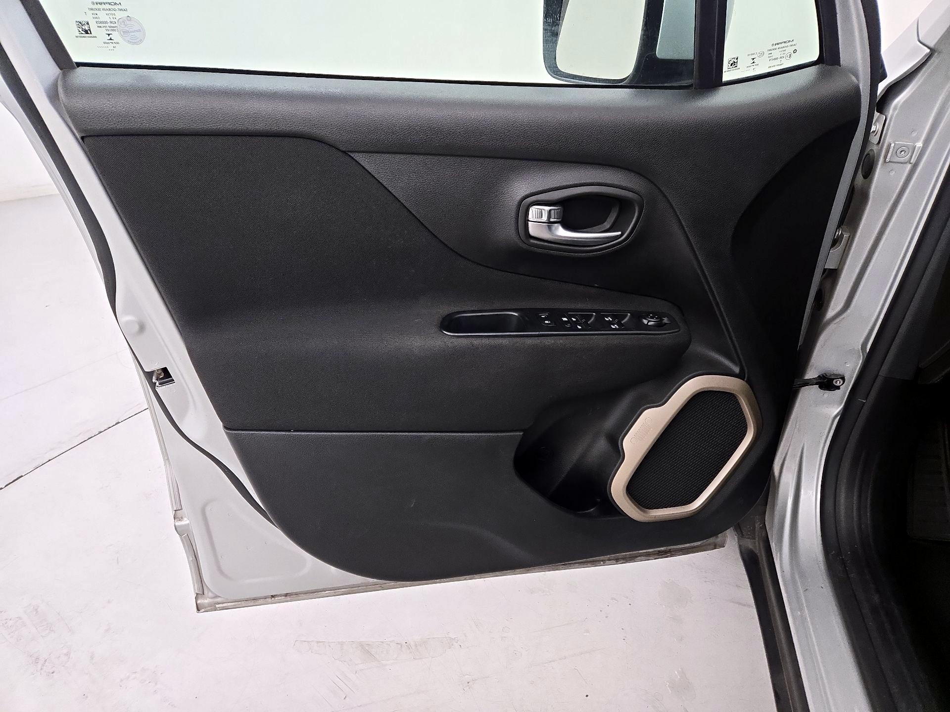 Thumbnail: 2016 Jeep Renegade - 12