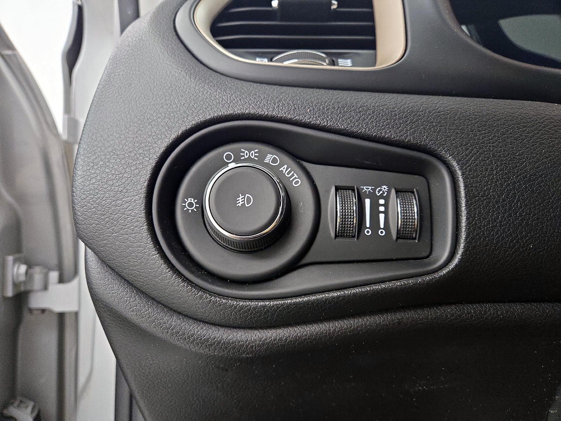 Thumbnail: 2016 Jeep Renegade - 13