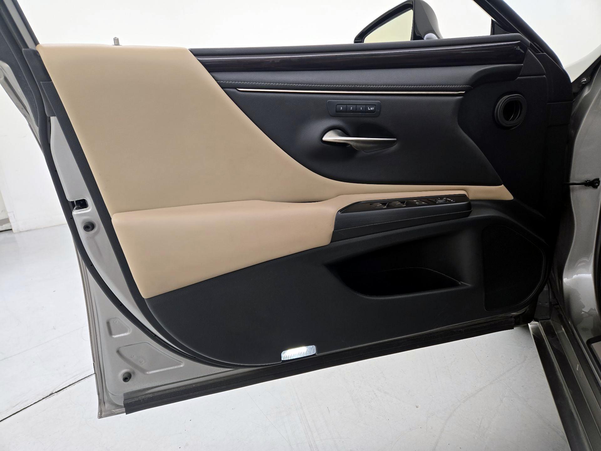 Thumbnail: 2021 Lexus ES - 12