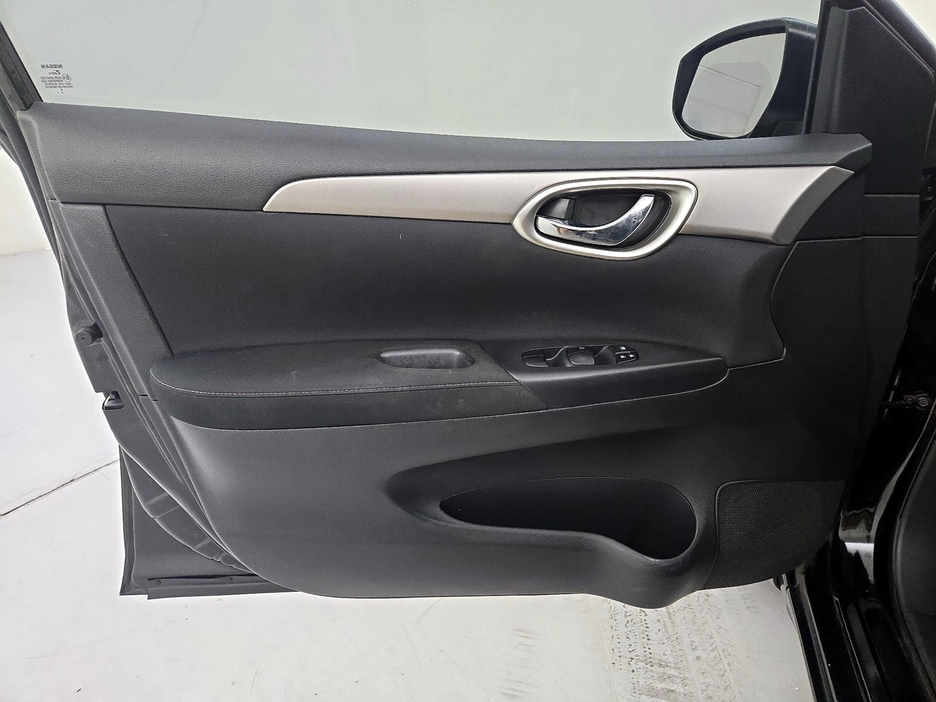 Thumbnail: 2015 Nissan Sentra - 12
