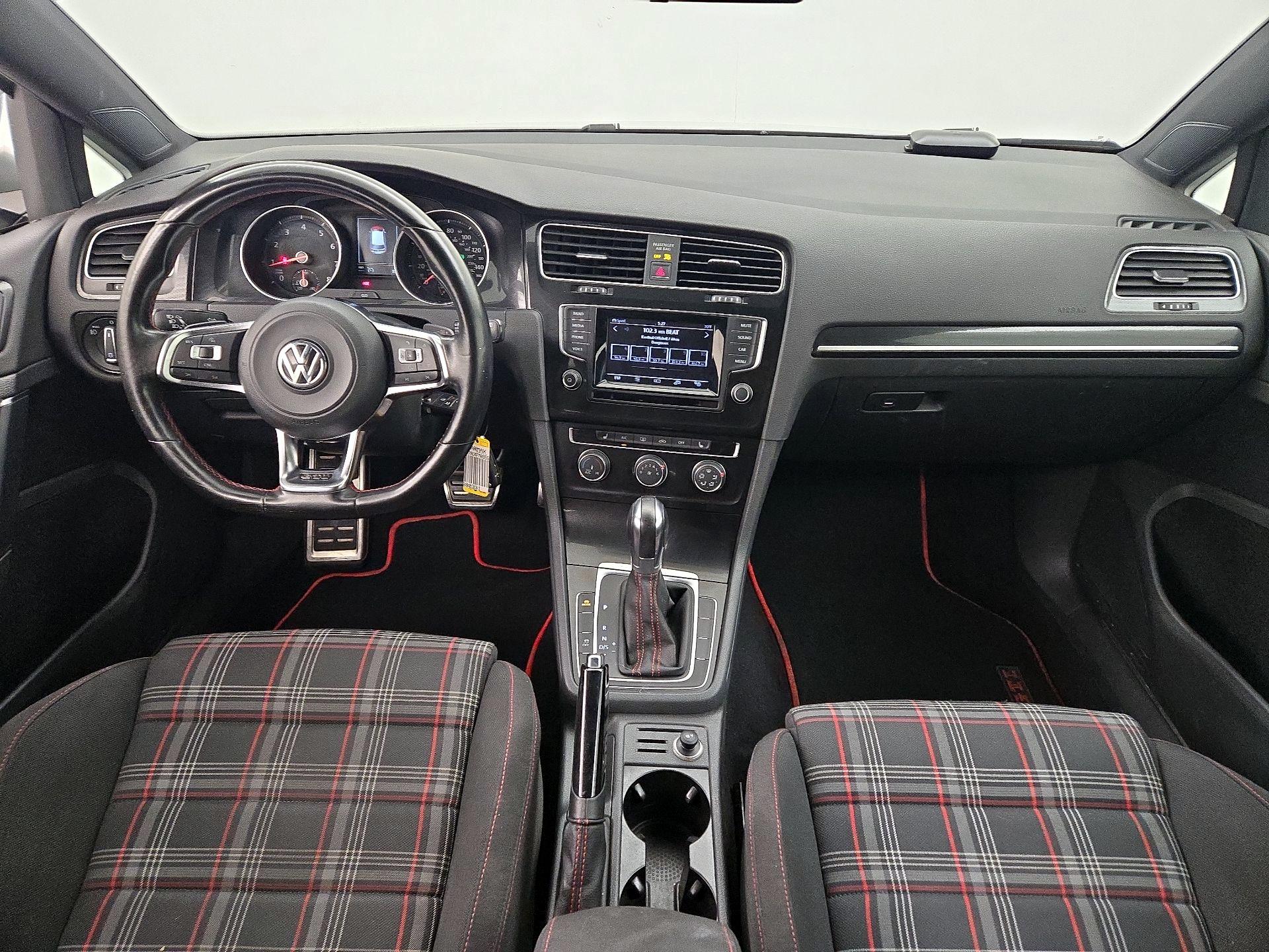 Thumbnail: 2015 Volkswagen Golf - 9