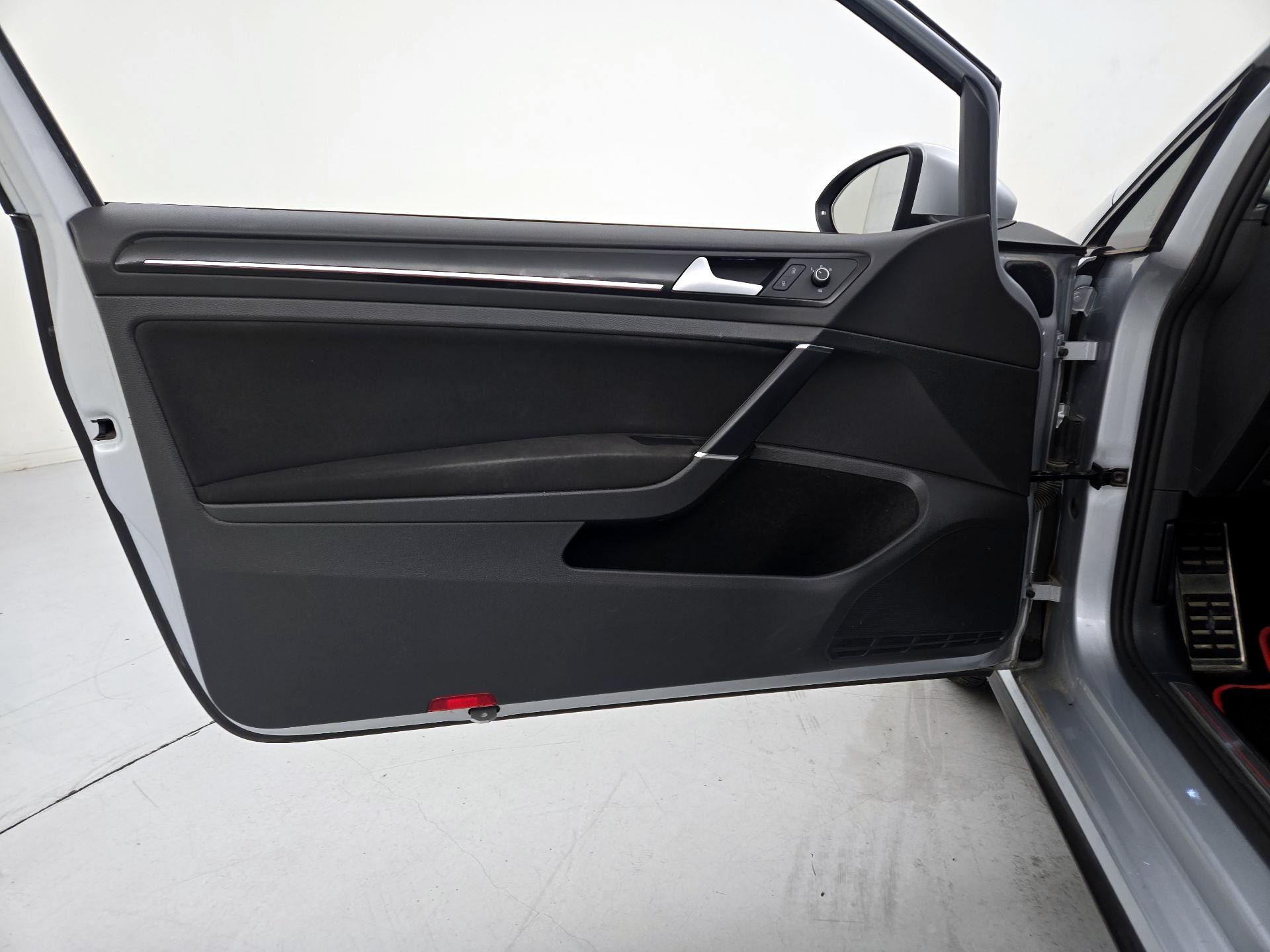 Thumbnail: 2015 Volkswagen Golf - 12