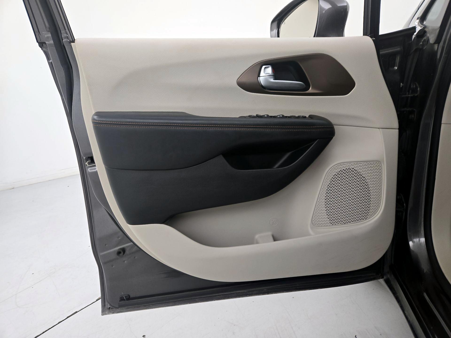 Thumbnail: 2018 Chrysler Pacifica - 12