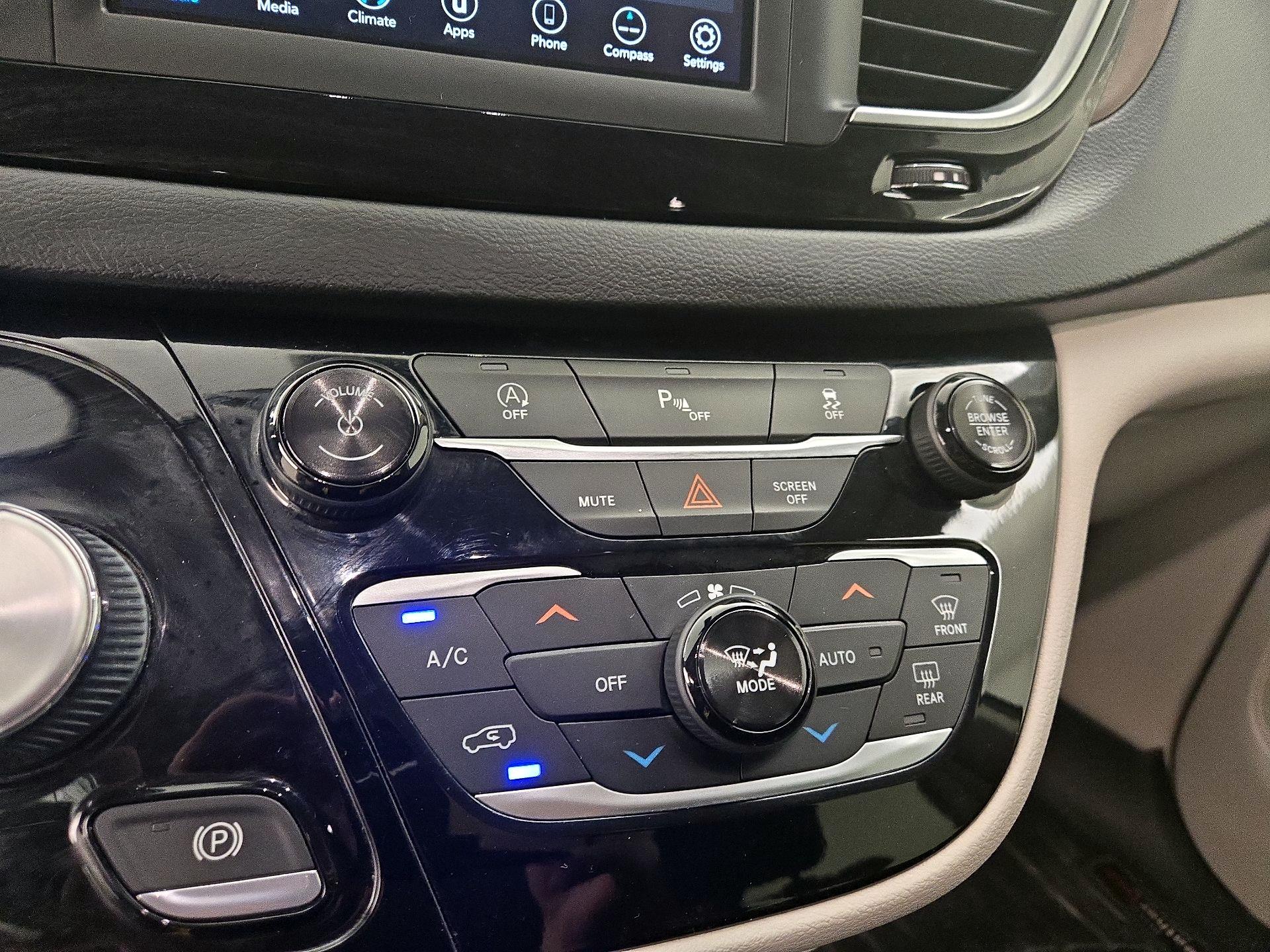 Thumbnail: 2018 Chrysler Pacifica - 16