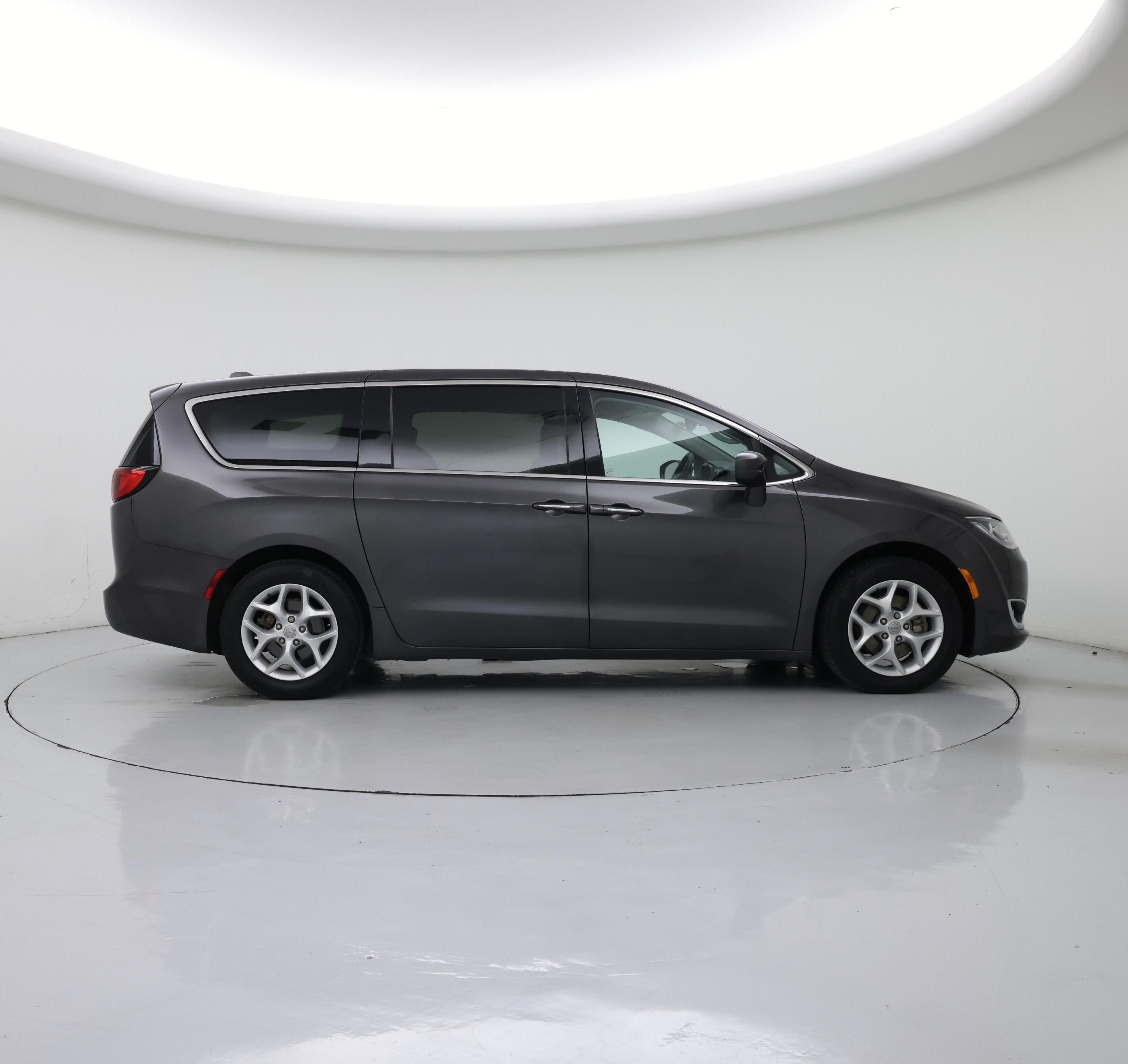 Thumbnail: 2018 Chrysler Pacifica - 7