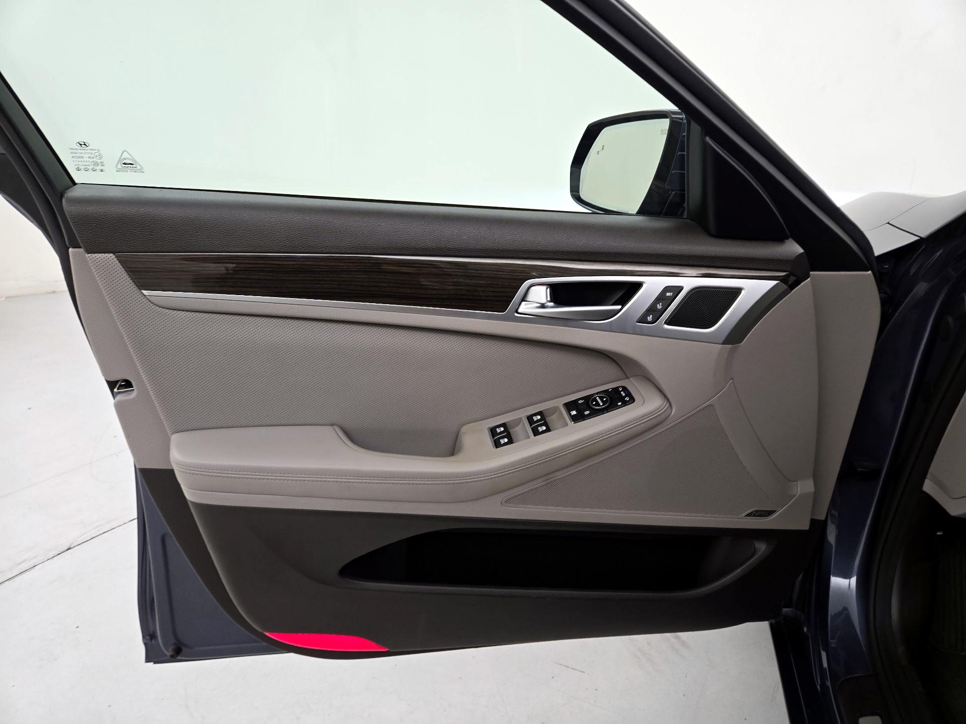 Thumbnail: 2015 Hyundai Genesis - 12
