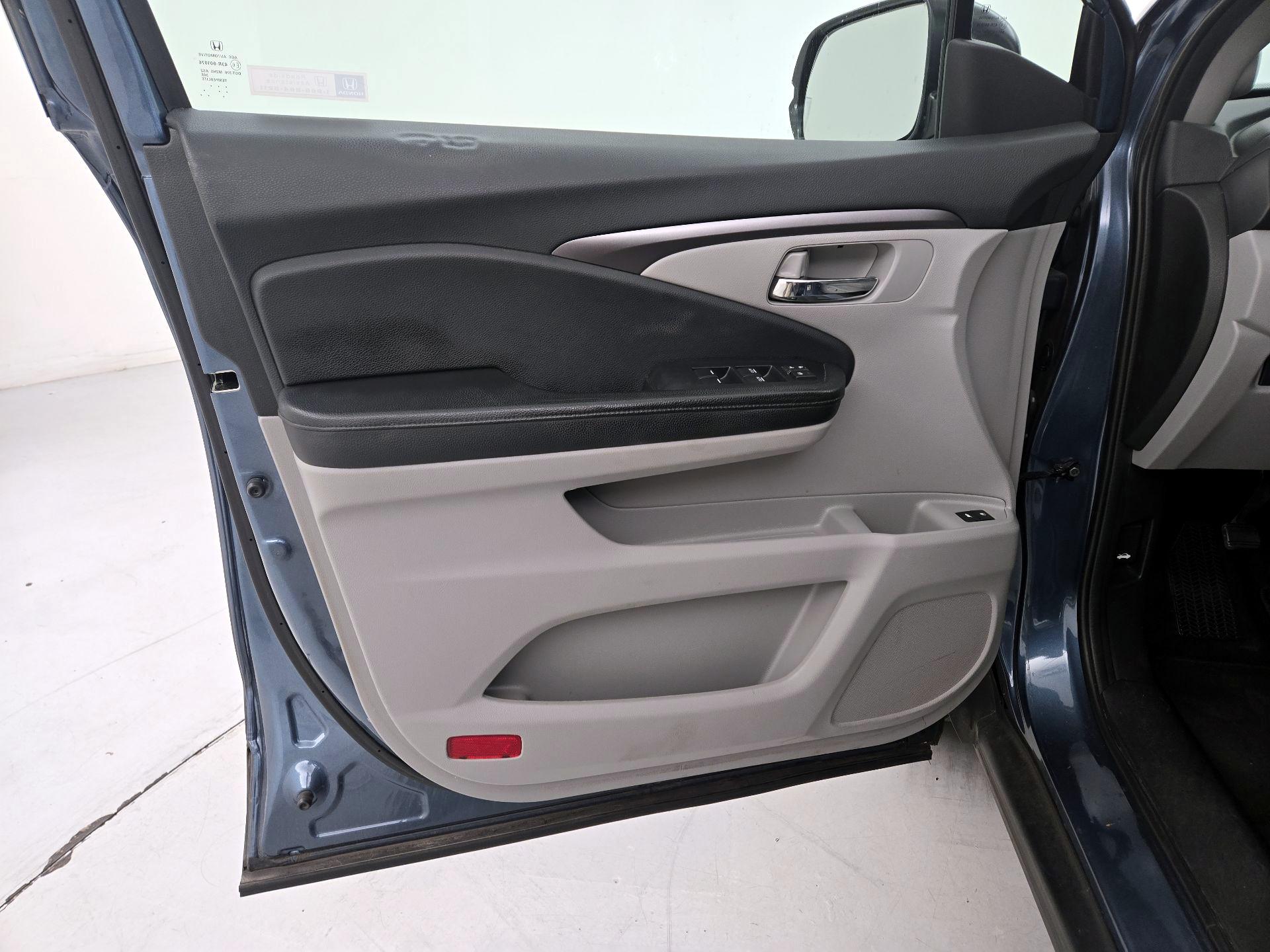 Thumbnail: 2017 Honda Pilot - 12