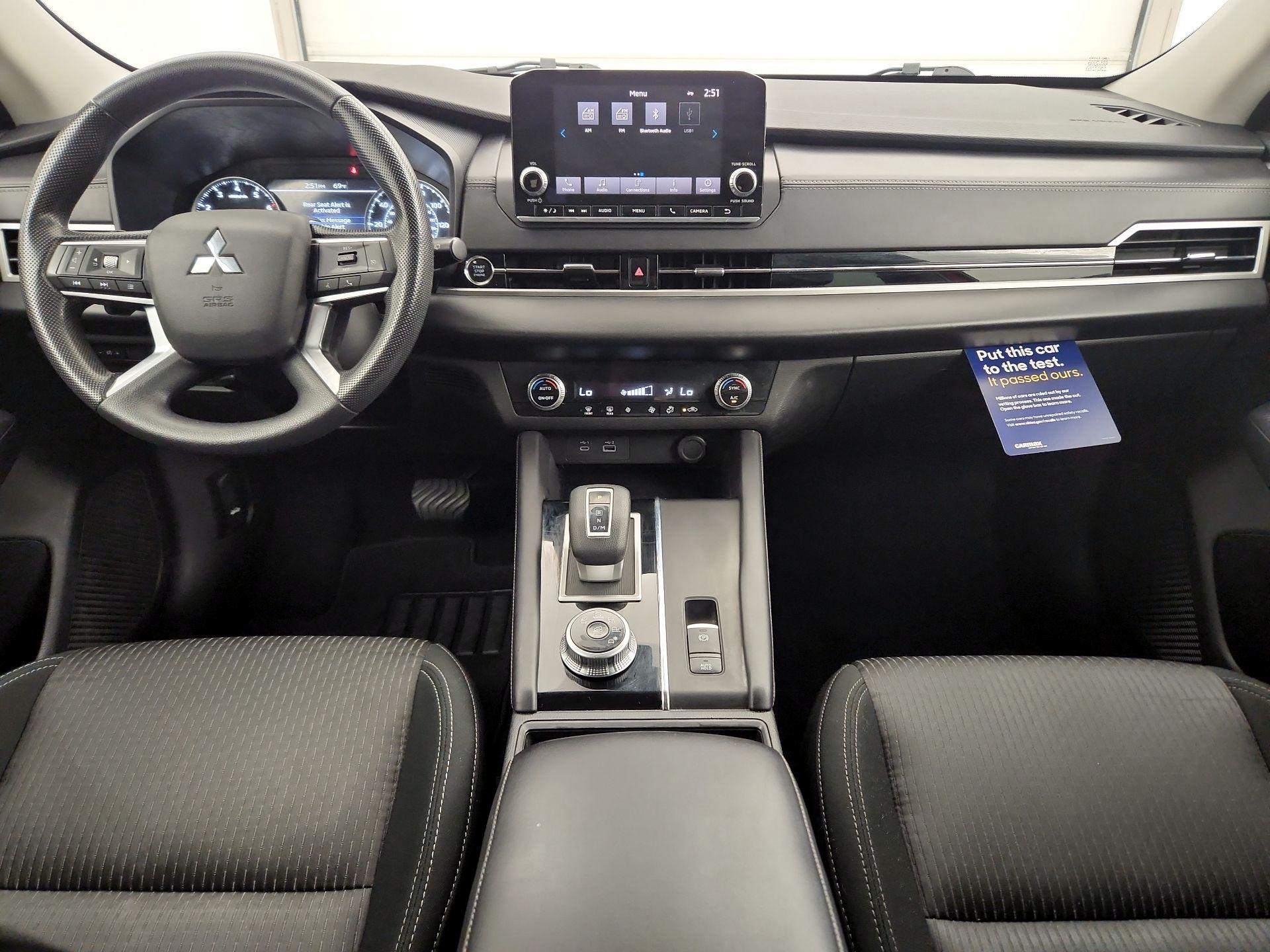 Thumbnail: 2023 Mitsubishi Outlander - 9