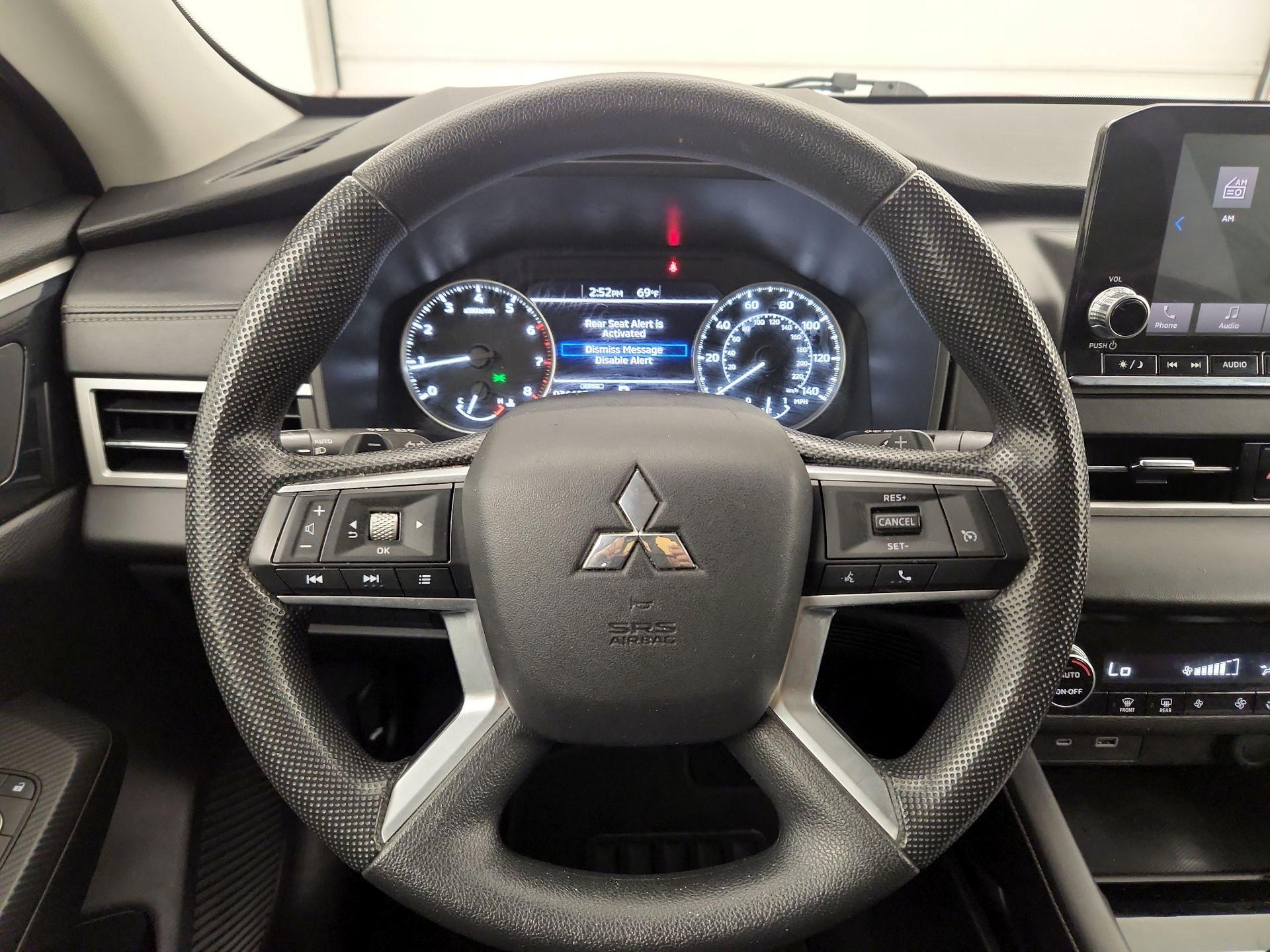 Thumbnail: 2023 Mitsubishi Outlander - 10