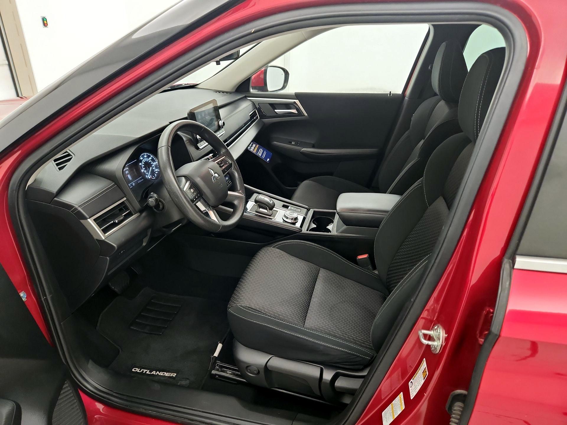 Thumbnail: 2023 Mitsubishi Outlander - 11