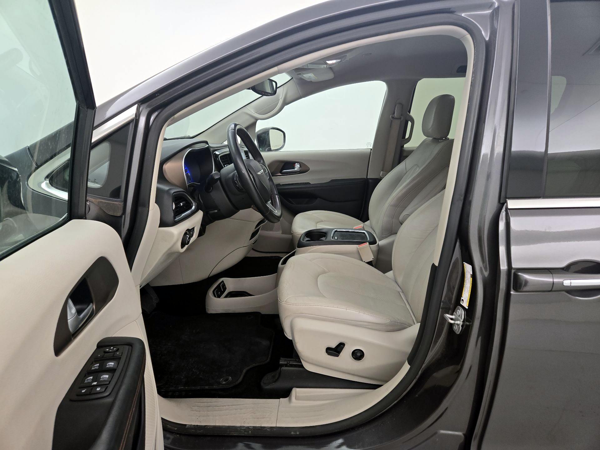 Thumbnail: 2018 Chrysler Pacifica - 9