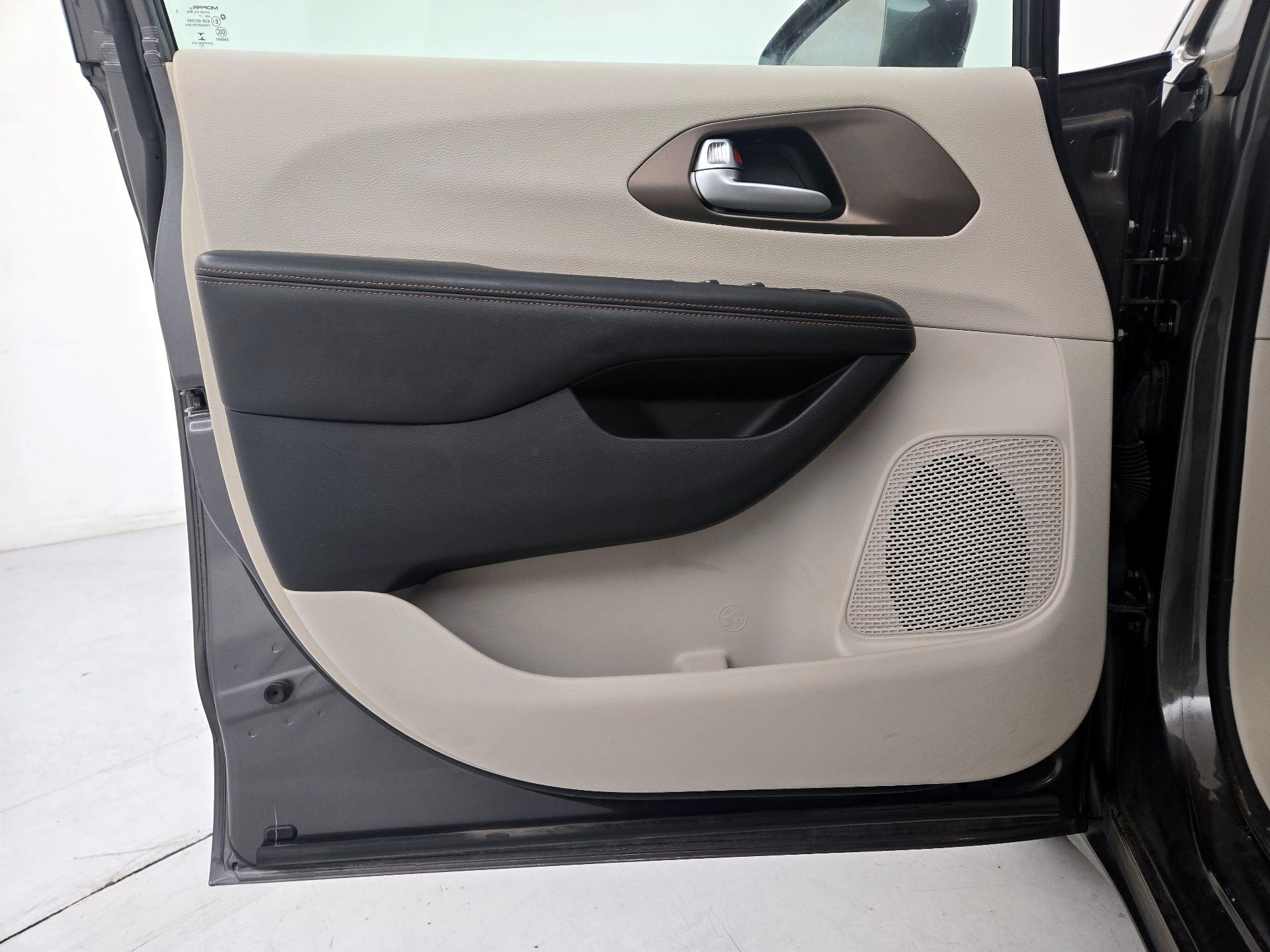 Thumbnail: 2018 Chrysler Pacifica - 10