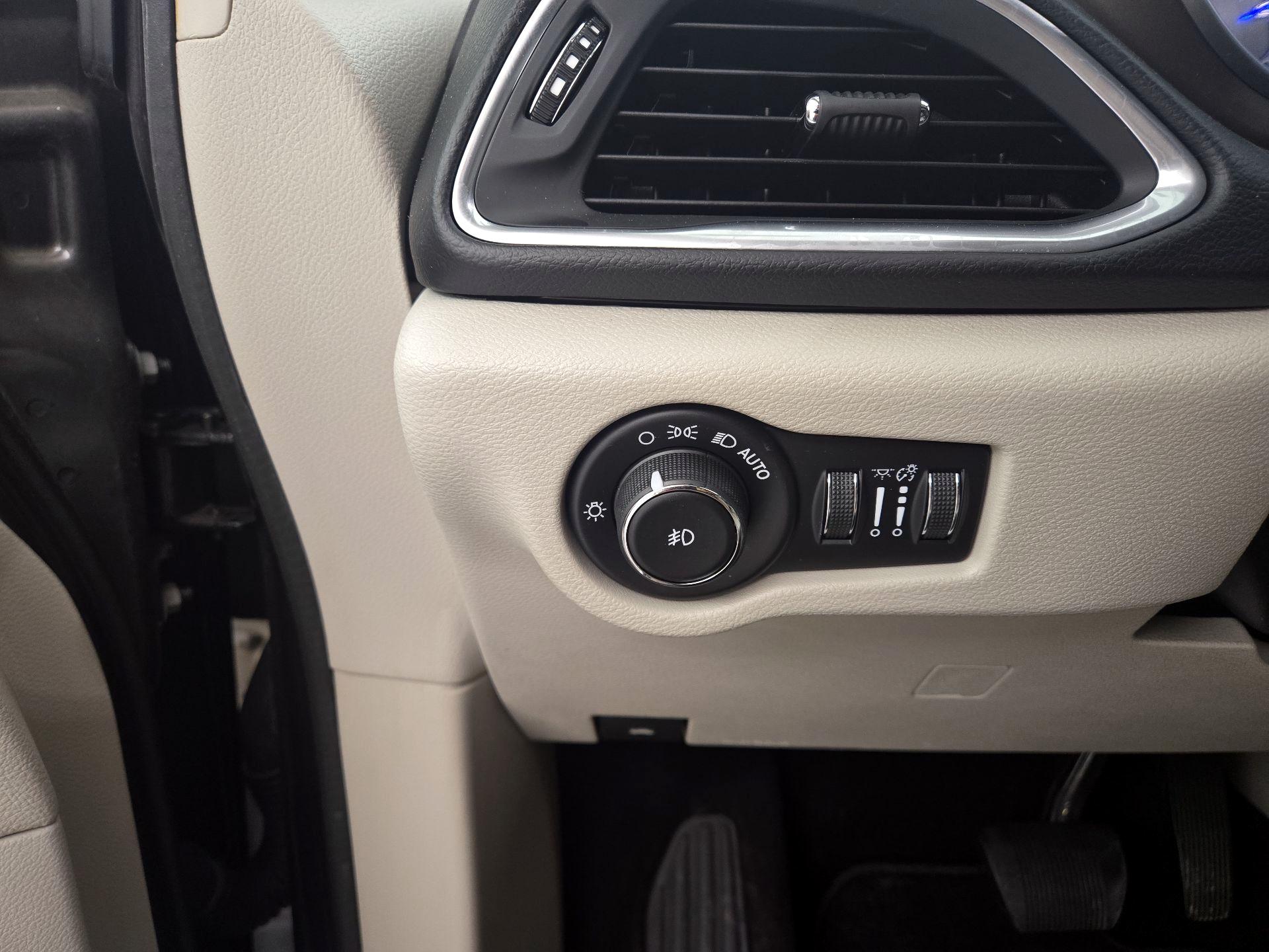 Thumbnail: 2018 Chrysler Pacifica - 11