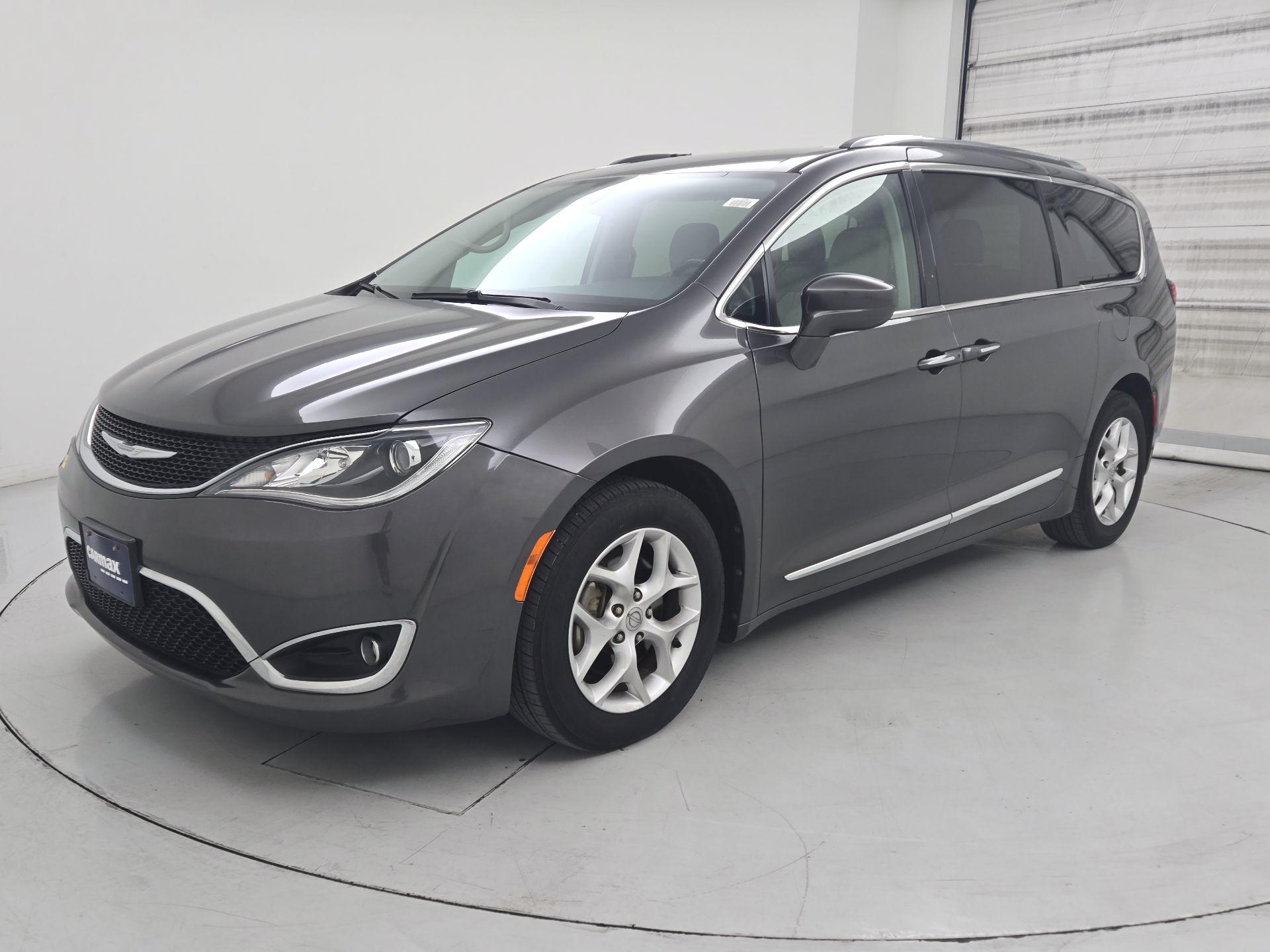 Thumbnail: 2018 Chrysler Pacifica - 3