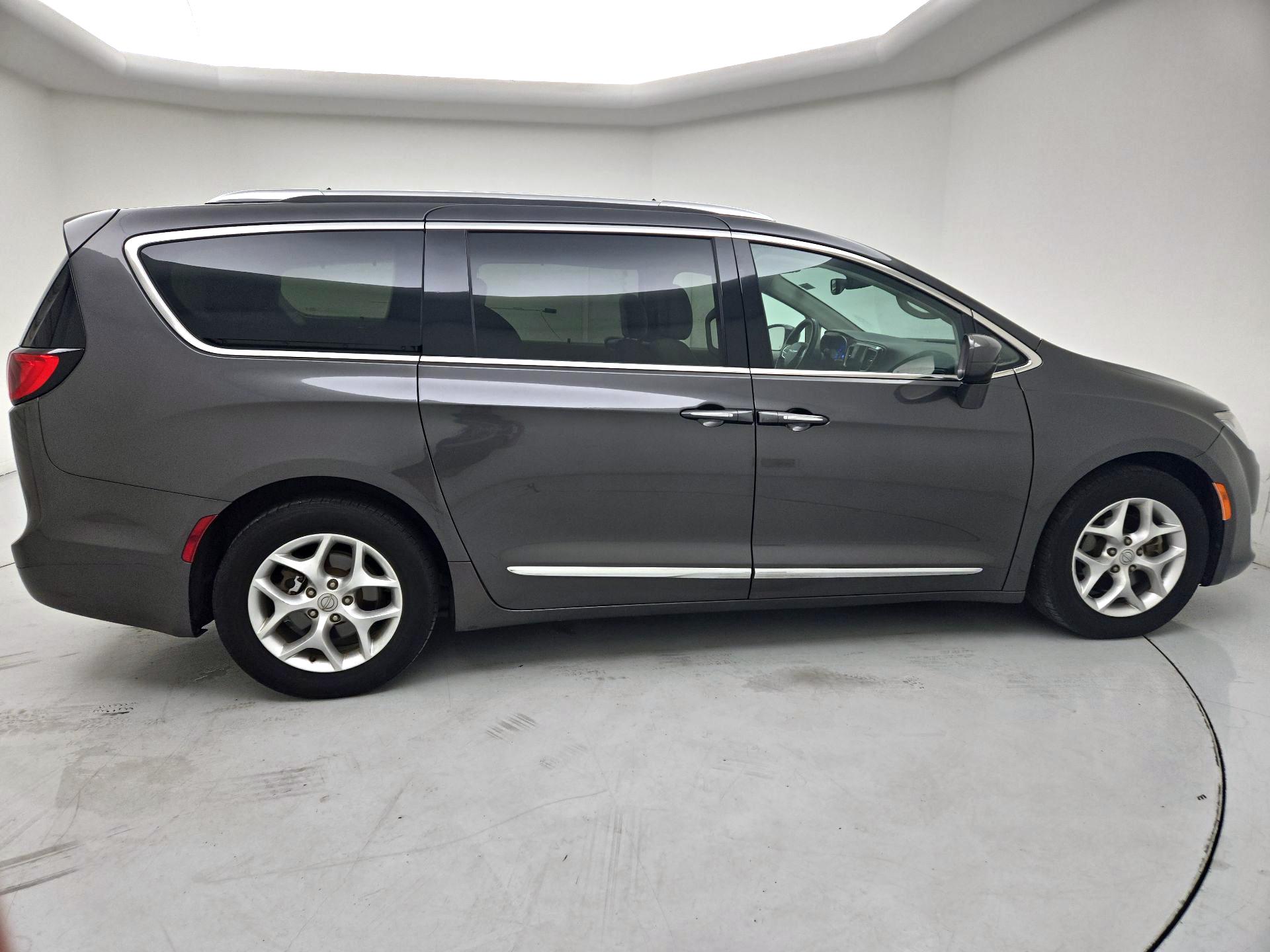 Thumbnail: 2018 Chrysler Pacifica - 4