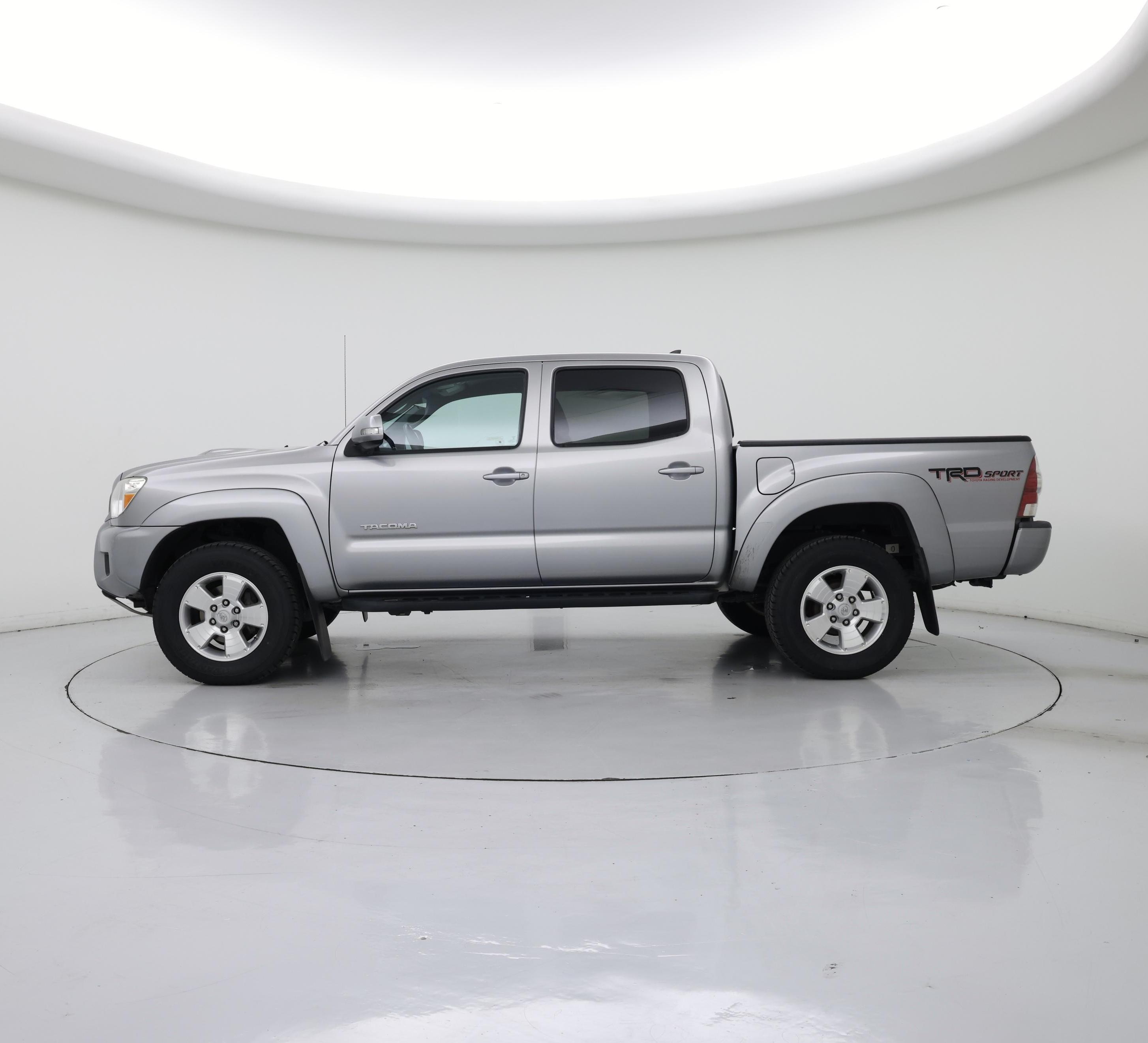 Thumbnail: 2015 Toyota Tacoma - 3