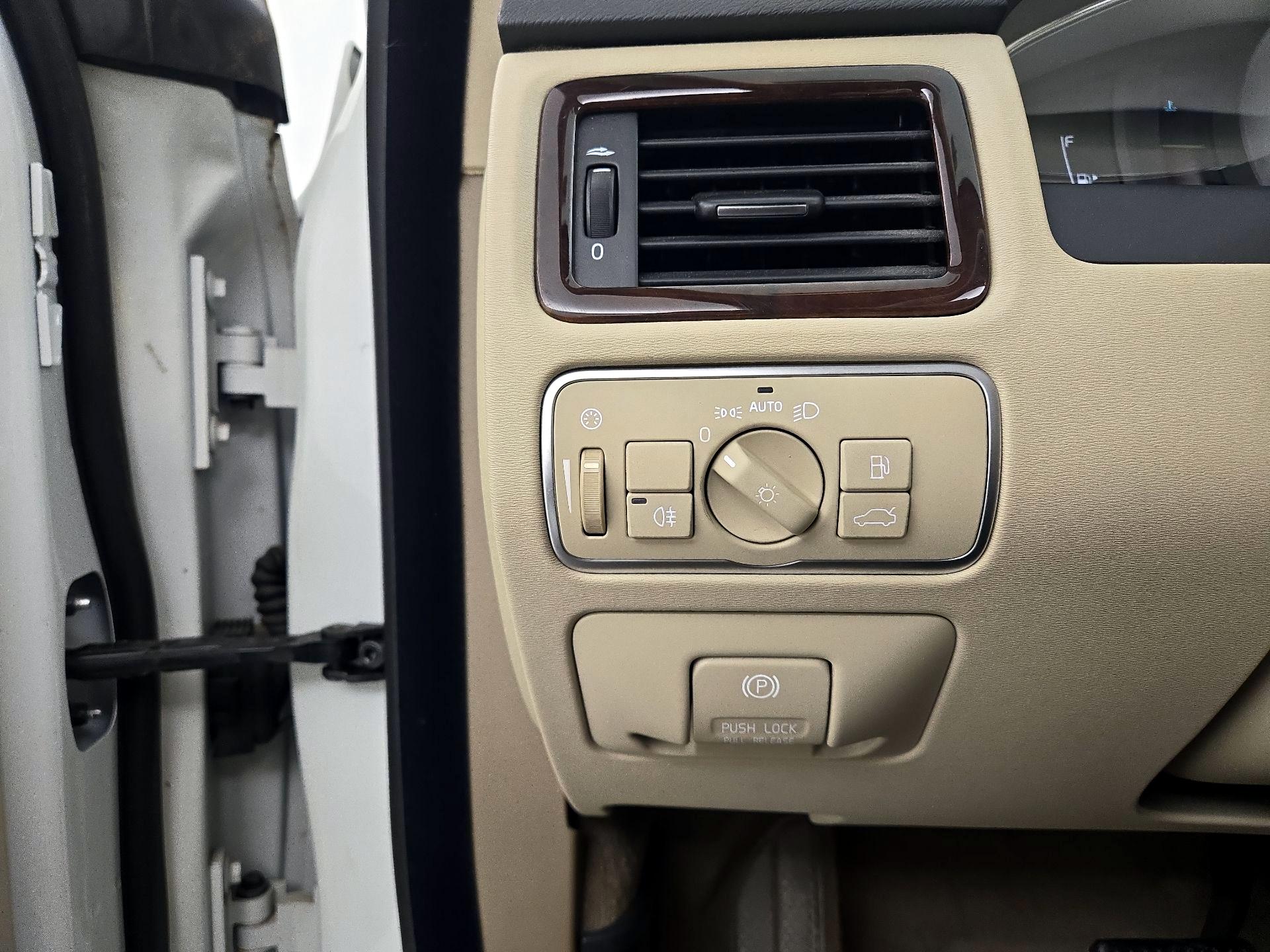 Thumbnail: 2015 Volvo XC70 - 13