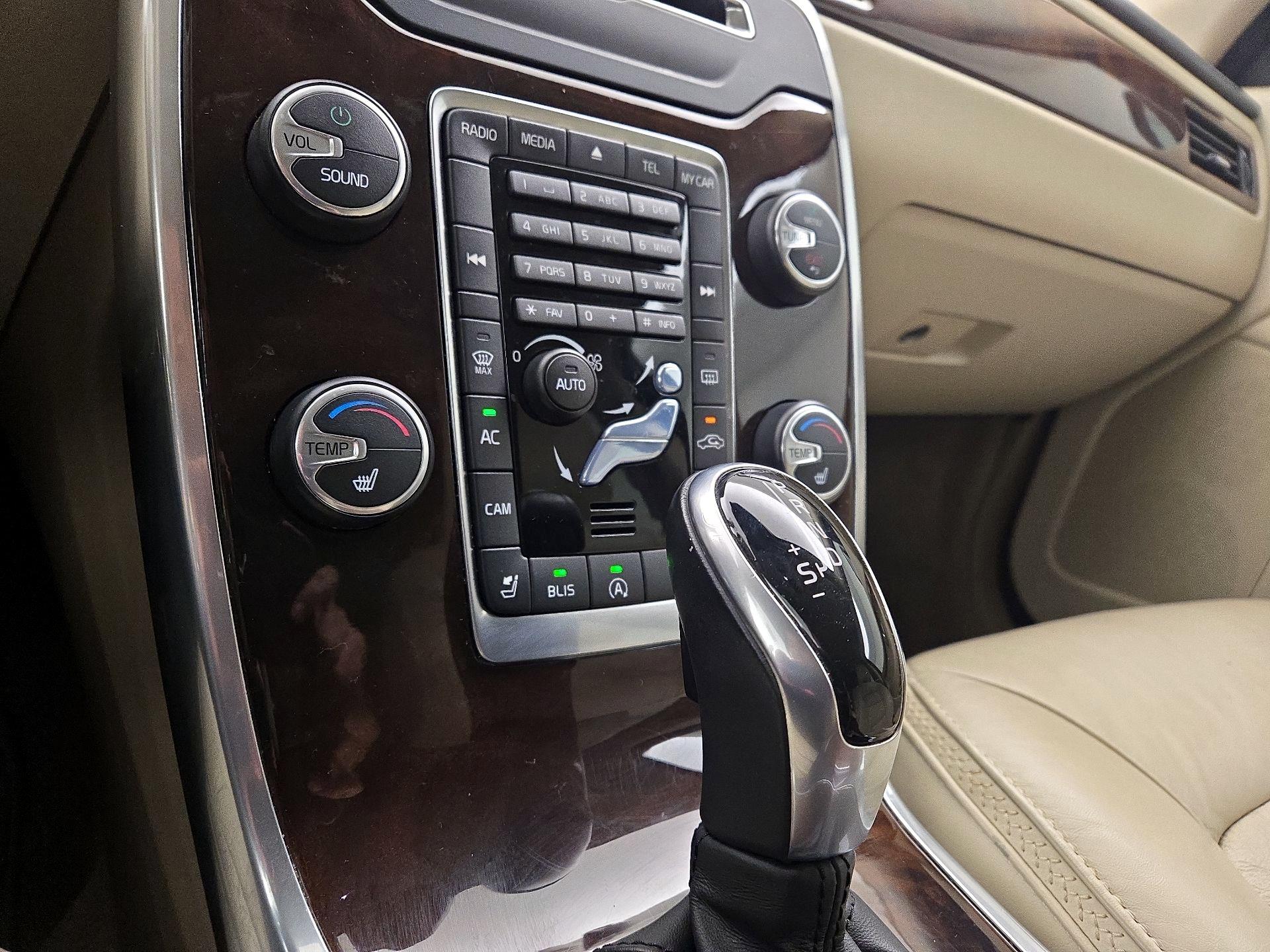 Thumbnail: 2015 Volvo XC70 - 16