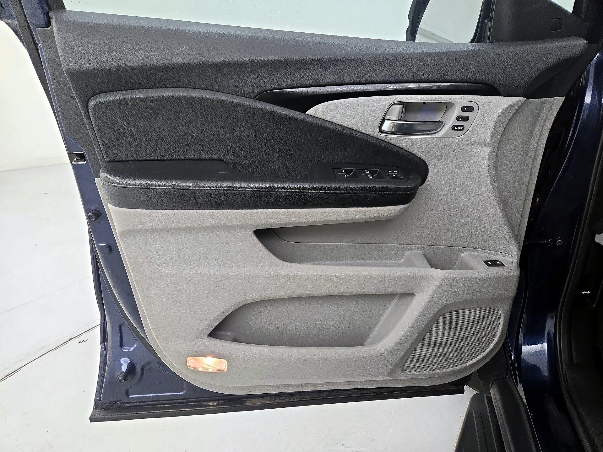 Thumbnail: 2017 Honda Pilot - 12